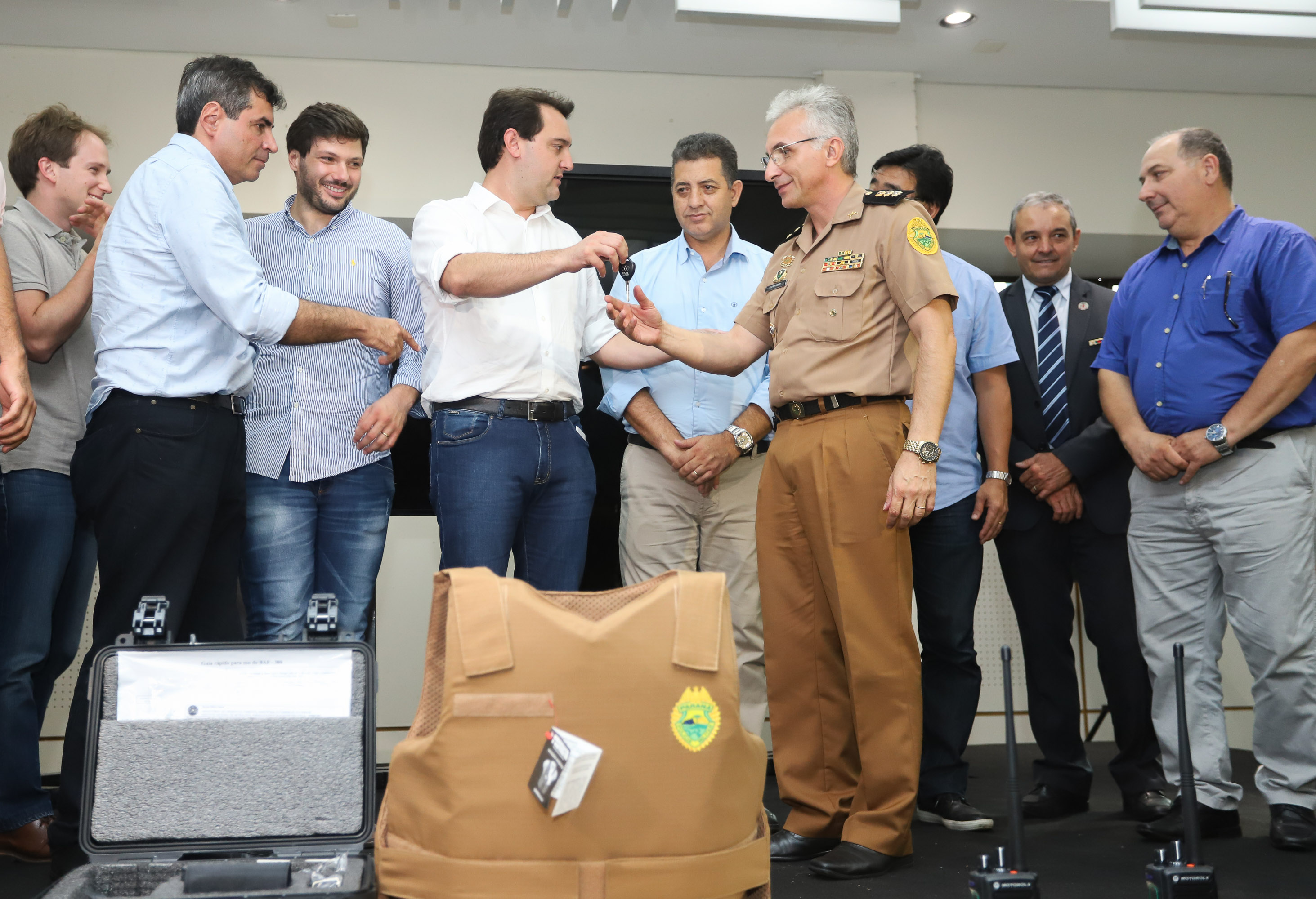 O governador Carlos Massa Ratinho Jr entregou nesta sexta(22) novas viaturas, aparelhos etolométricos e coletes balísticos às unidades da Polícia Militar que pertencem ao 2 Comando Regional - Londrina e região. Londrina,22/02/2019 - Foto: Rodrigo Félix Leal/ANPr