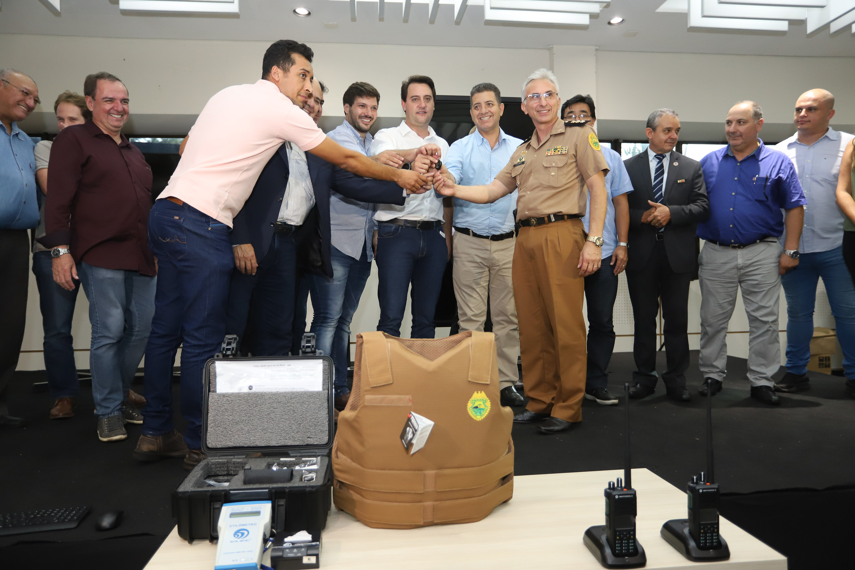 O governador Carlos Massa Ratinho Jr entregou nesta sexta(22) novas viaturas, aparelhos etolométricos e coletes balísticos às unidades da Polícia Militar que pertencem ao 2 Comando Regional - Londrina e região. Londrina,22/02/2019 - Foto: Rodrigo Félix Leal/ANPr
