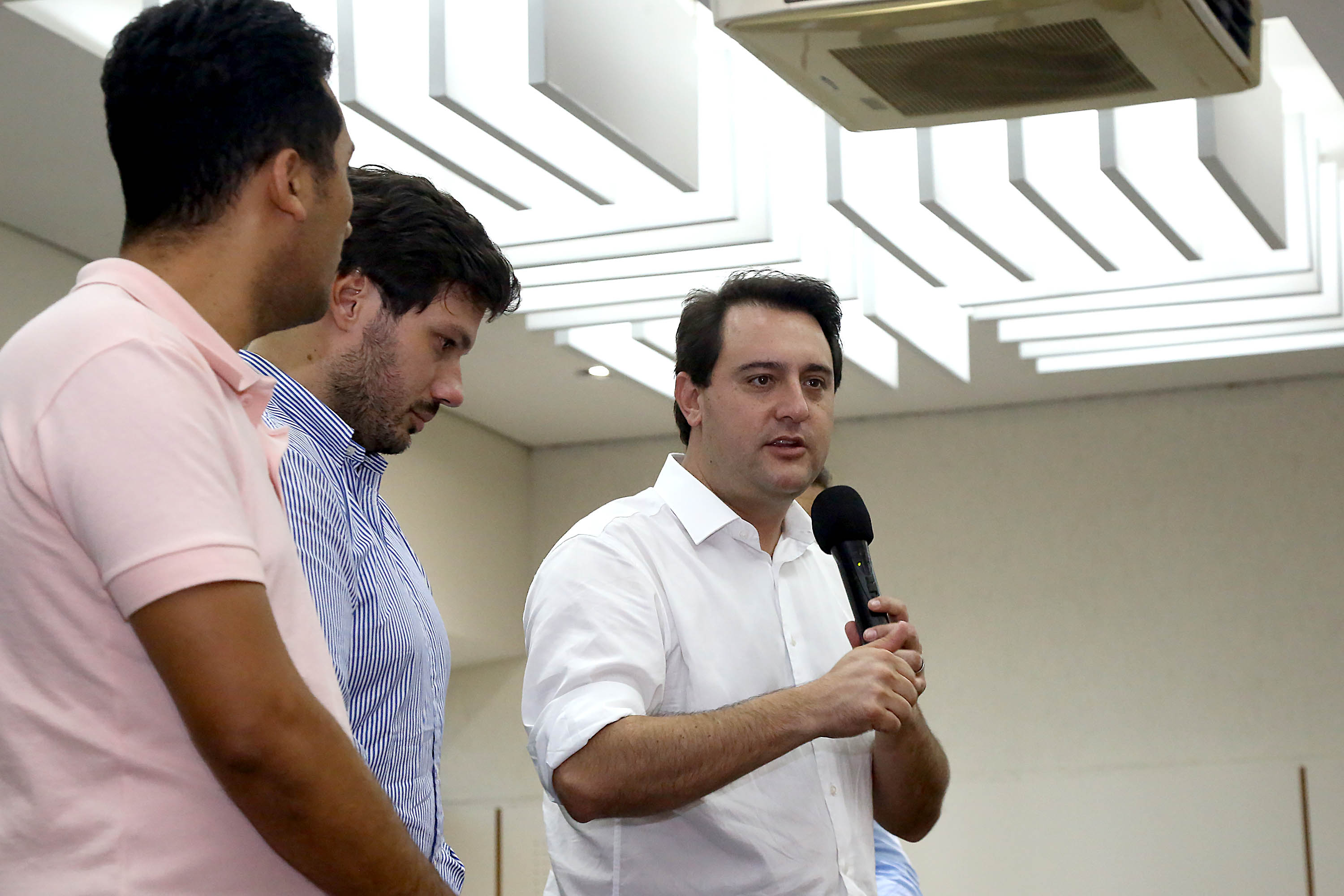 O governador Carlos Massa Ratinho Jr entregou nesta sexta(22) novas viaturas, aparelhos etolométricos e coletes balísticos às unidades da Polícia Militar que pertencem ao 2 Comando Regional - Londrina e região. Londrina,22/02/2019 Foto:Jaelson Lucas / ANPr