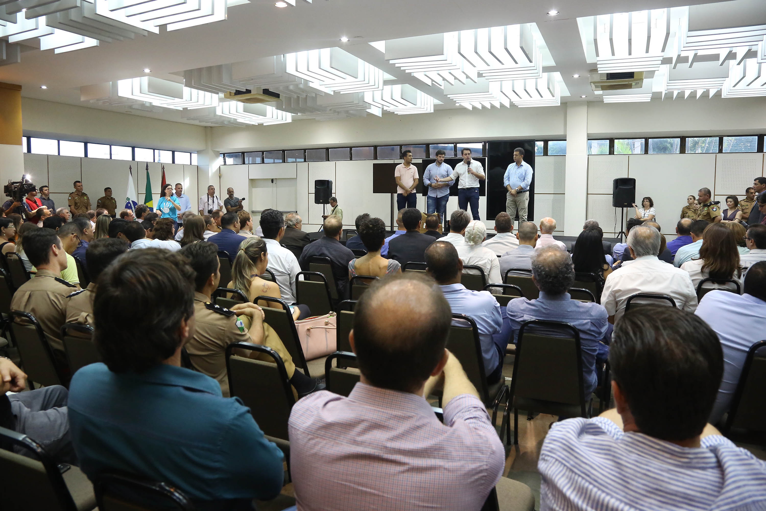 O governador Carlos Massa Ratinho Jr entregou nesta sexta(22) novas viaturas, aparelhos etolométricos e coletes balísticos às unidades da Polícia Militar que pertencem ao 2 Comando Regional - Londrina e região. Londrina,22/02/2019 Foto:Jaelson Lucas / ANPr
