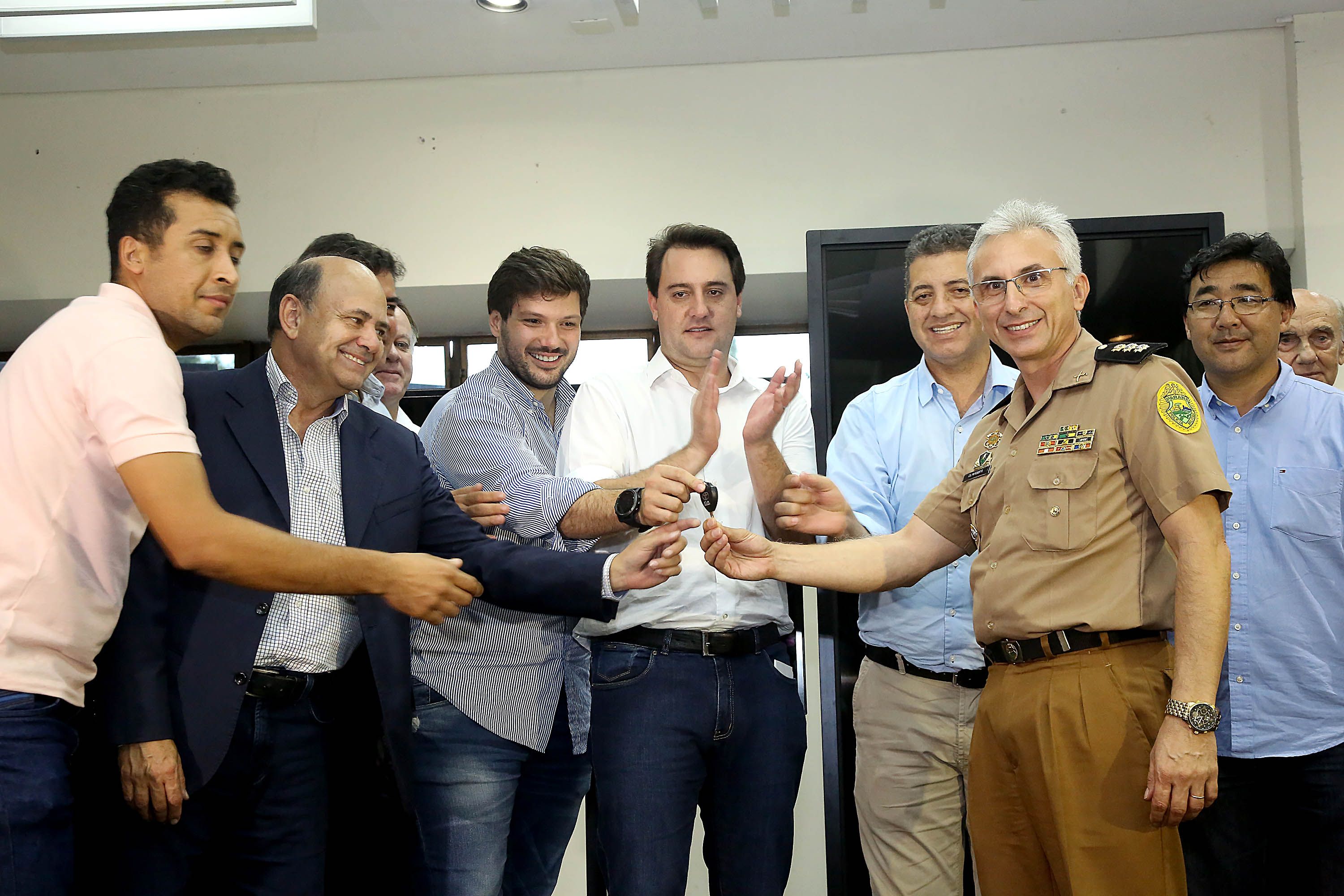 O governador Carlos Massa Ratinho Jr entregou nesta sexta(22) novas viaturas, aparelhos etolométricos e coletes balísticos às unidades da Polícia Militar que pertencem ao 2 Comando Regional - Londrina e região. Londrina,22/02/2019 Foto:Jaelson Lucas / ANPr