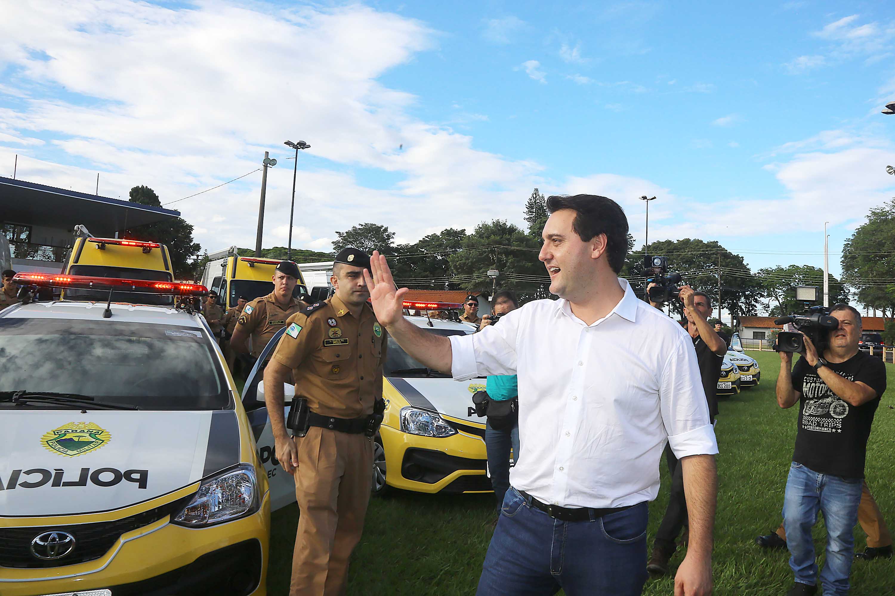 O governador Carlos Massa Ratinho Jr entregou nesta sexta(22) novas viaturas, aparelhos etolométricos e coletes balísticos às unidades da Polícia Militar que pertencem ao 2 Comando Regional - Londrina e região. Londrina,22/02/2019 Foto:Jaelson Lucas / ANPr