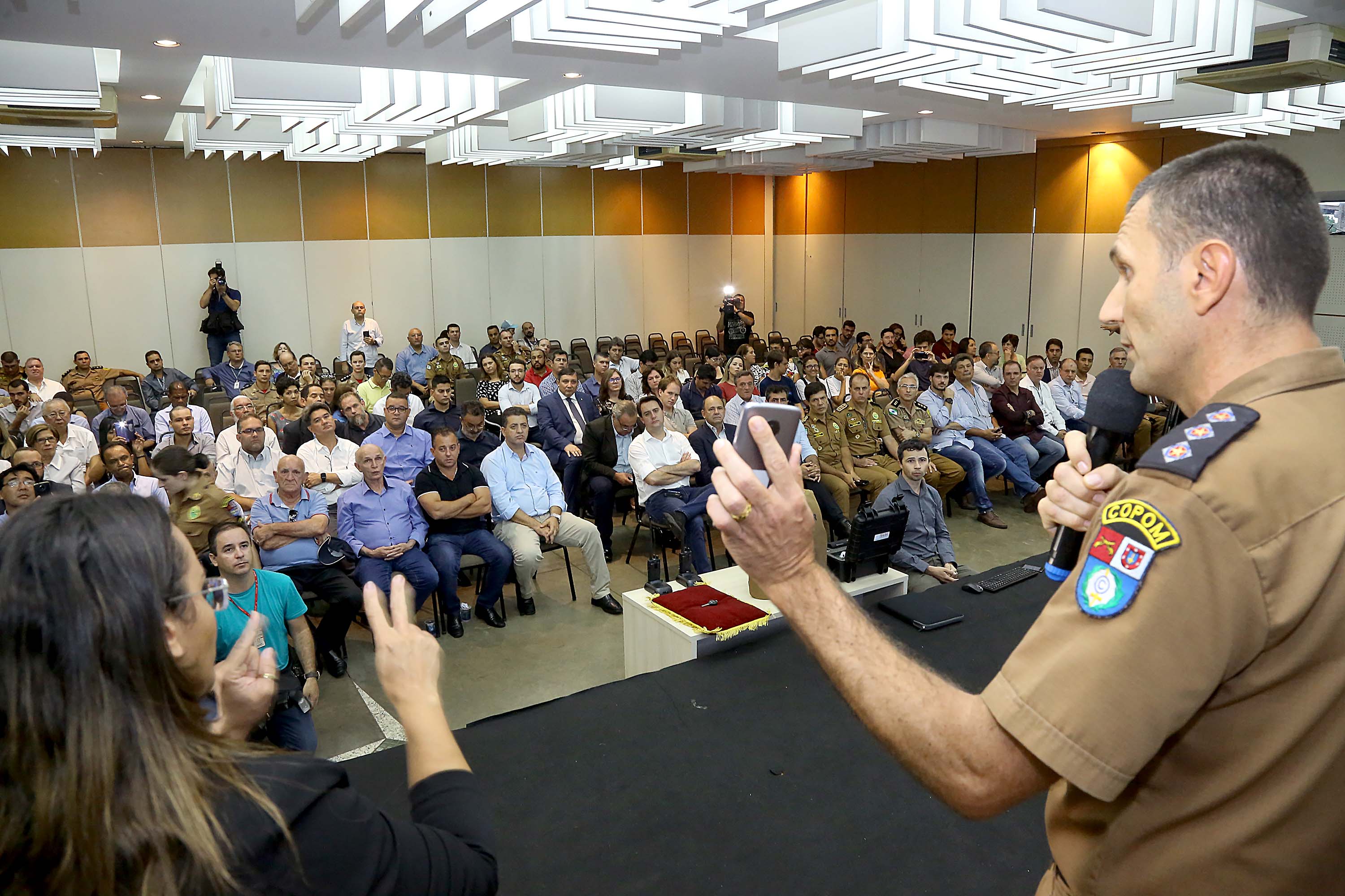 O governador Carlos Massa Ratinho Jr entregou nesta sexta(22) novas viaturas, aparelhos etolométricos e coletes balísticos às unidades da Polícia Militar que pertencem ao 2 Comando Regional - Londrina e região. Londrina,22/02/2019 Foto:Jaelson Lucas / ANPr