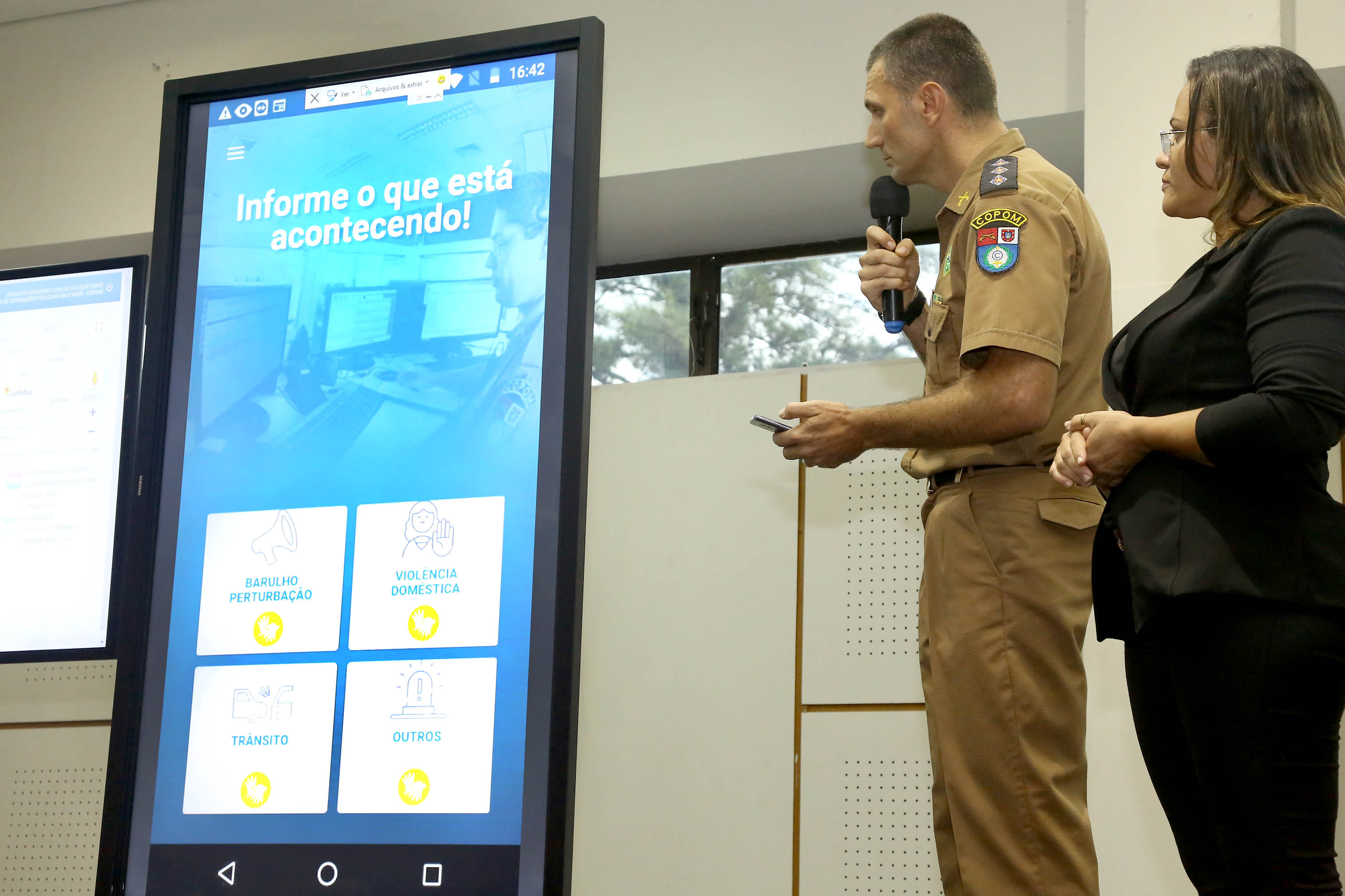 O governador Carlos Massa Ratinho Jr entregou nesta sexta(22) novas viaturas, aparelhos etolométricos e coletes balísticos às unidades da Polícia Militar que pertencem ao 2 Comando Regional - Londrina e região. Londrina,22/02/2019 Foto:Jaelson Lucas / ANPr
