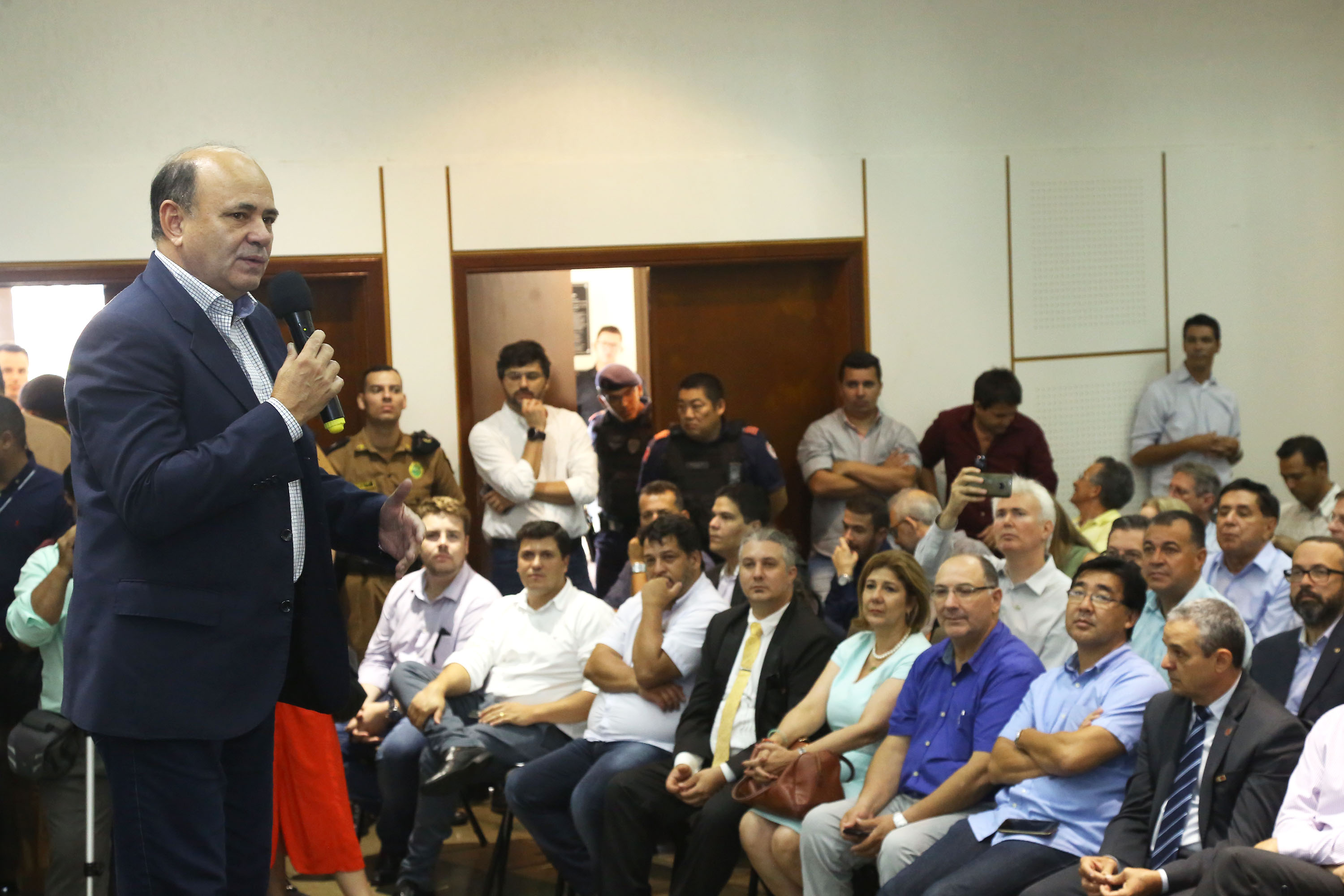 O governador Carlos Massa Ratinho Jr entregou nesta sexta(22) novas viaturas, aparelhos etolométricos e coletes balísticos às unidades da Polícia Militar que pertencem ao 2 Comando Regional - Londrina e região. Londrina,22/02/2019 Foto:Jaelson Lucas / ANPr