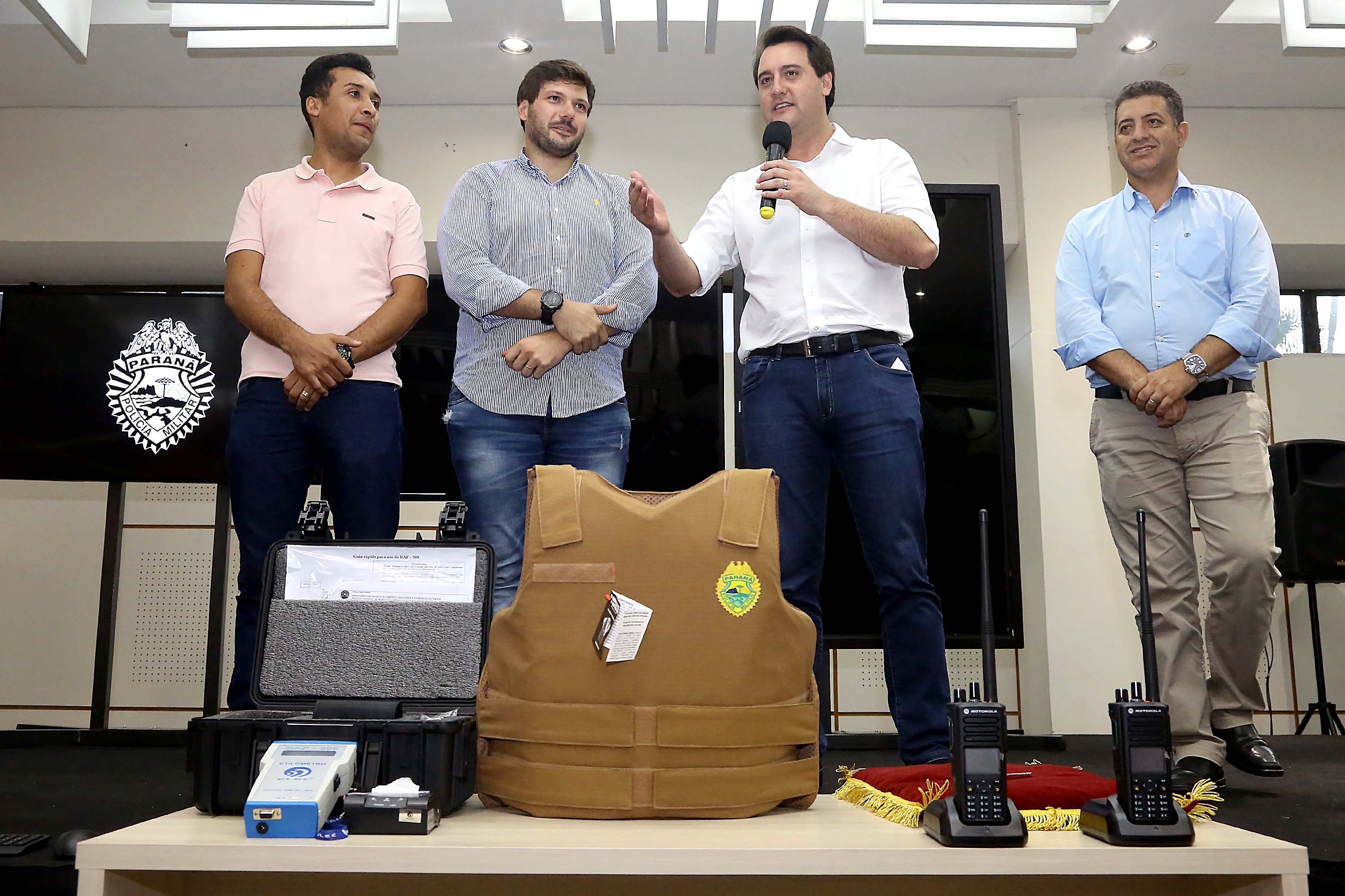 O governador Carlos Massa Ratinho Jr entregou nesta sexta(22) novas viaturas, aparelhos etolométricos e coletes balísticos às unidades da Polícia Militar que pertencem ao 2 Comando Regional - Londrina e região. Londrina,22/02/2019 Foto:Jaelson Lucas / ANPr