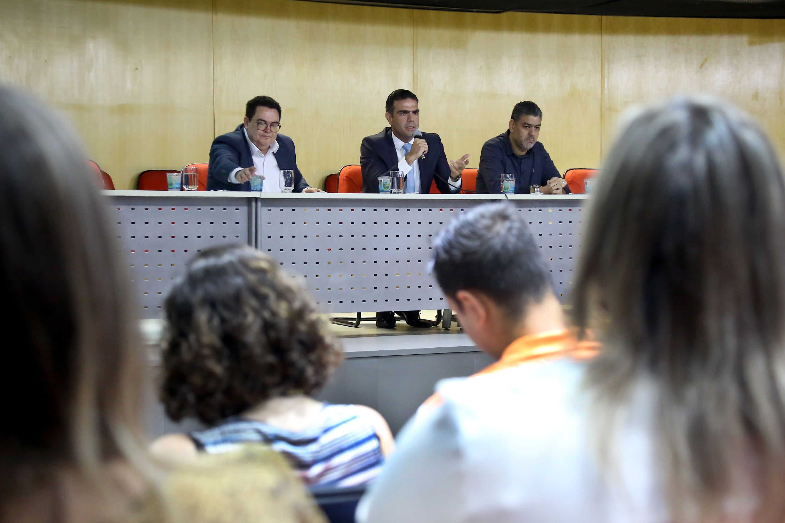 Durante o encontro, o diretor-geral Bráulio Cesco Fleury explicou que ficará a cargo da Secretaria da Administração a renegociação dos valores dos seguintes contratos de natureza continuada do Estado: telecomunicações; limpeza e conservação; reprografia; abastecimento de água potável; fornecimento de energia elétrica e serviço de vigilância. Curitiba,25/02/2019 Foto:Jaelson Lucas / ANPr