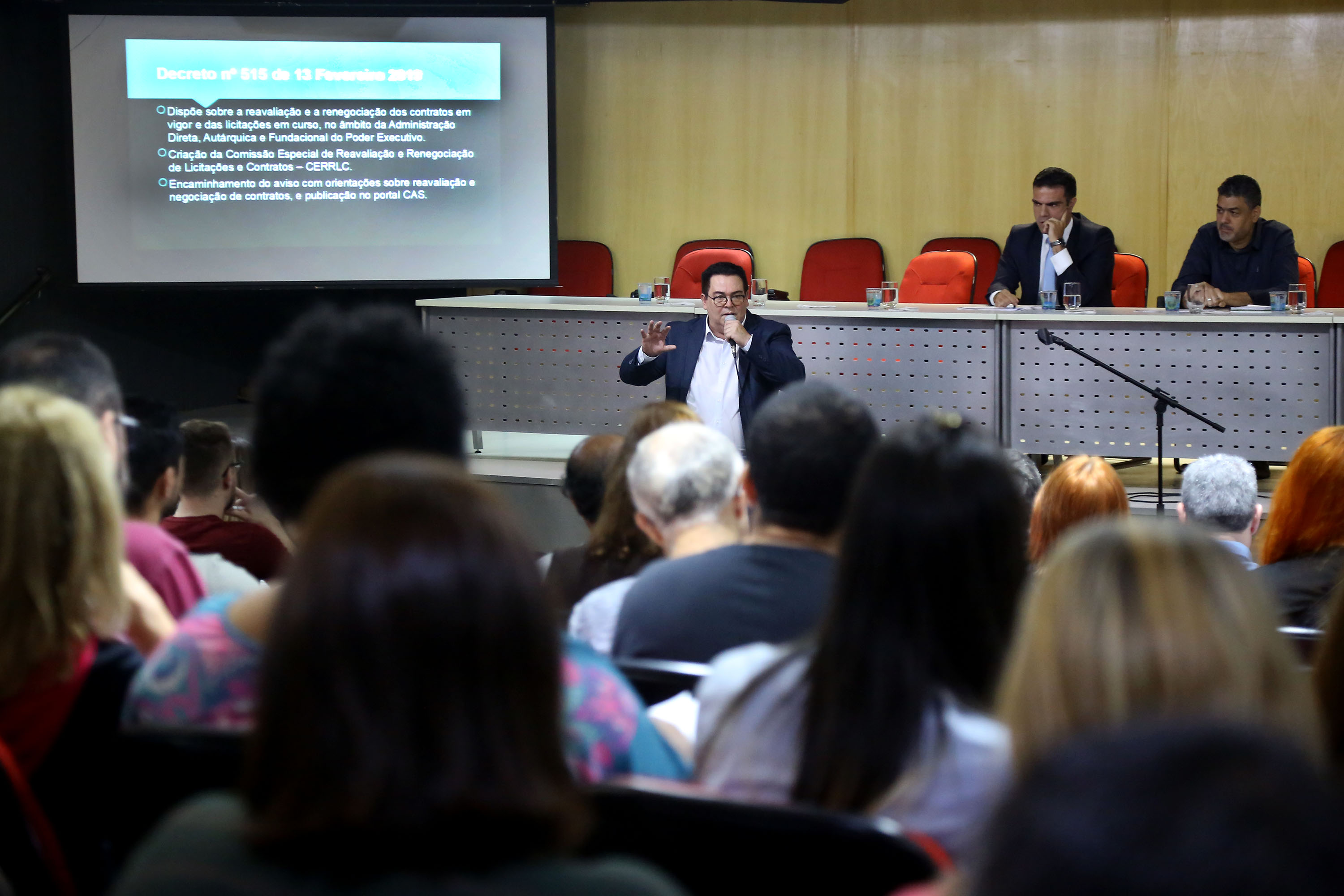 Os técnicos foram orientados ainda sobre a formação das comissões que trabalharão na revisão dos contratos em cada secretaria. “O ideal é que a comissão seja formada pelo responsável do GAS, um representante do grupo orçamentário e financeiro e um representante do gabinete da secretaria, que tenha poder de decisão”, disse Valdecir Dias, coordenador de Administração de Serviços da Secretaria da Administração.Curitiba,25/02/2019 Foto:Jaelson Lucas / ANPr