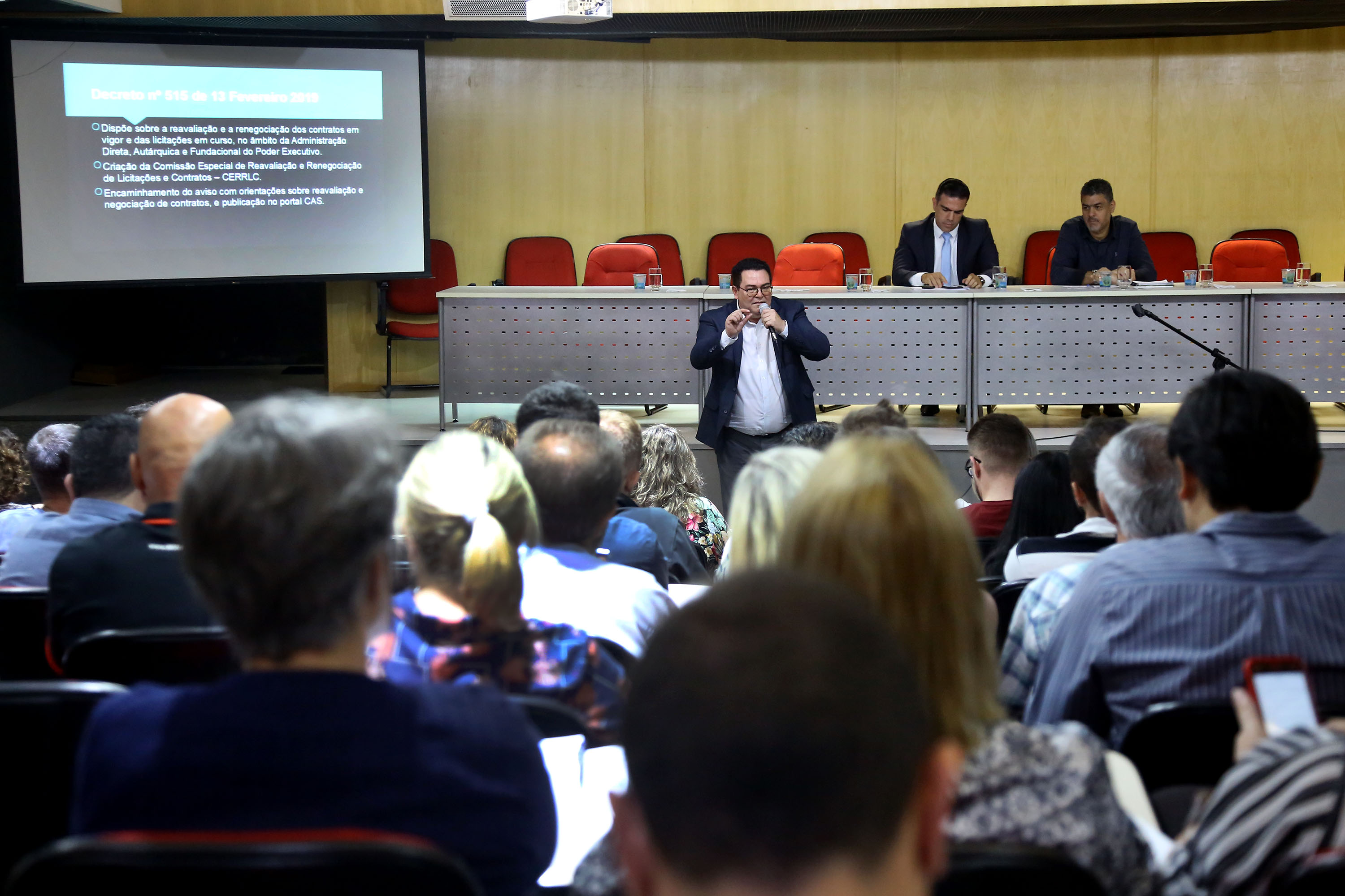 Os técnicos foram orientados ainda sobre a formação das comissões que trabalharão na revisão dos contratos em cada secretaria. “O ideal é que a comissão seja formada pelo responsável do GAS, um representante do grupo orçamentário e financeiro e um representante do gabinete da secretaria, que tenha poder de decisão”, disse Valdecir Dias, coordenador de Administração de Serviços da Secretaria da Administração. Curitiba,25/02/2019 Foto:Jaelson Lucas / ANPr