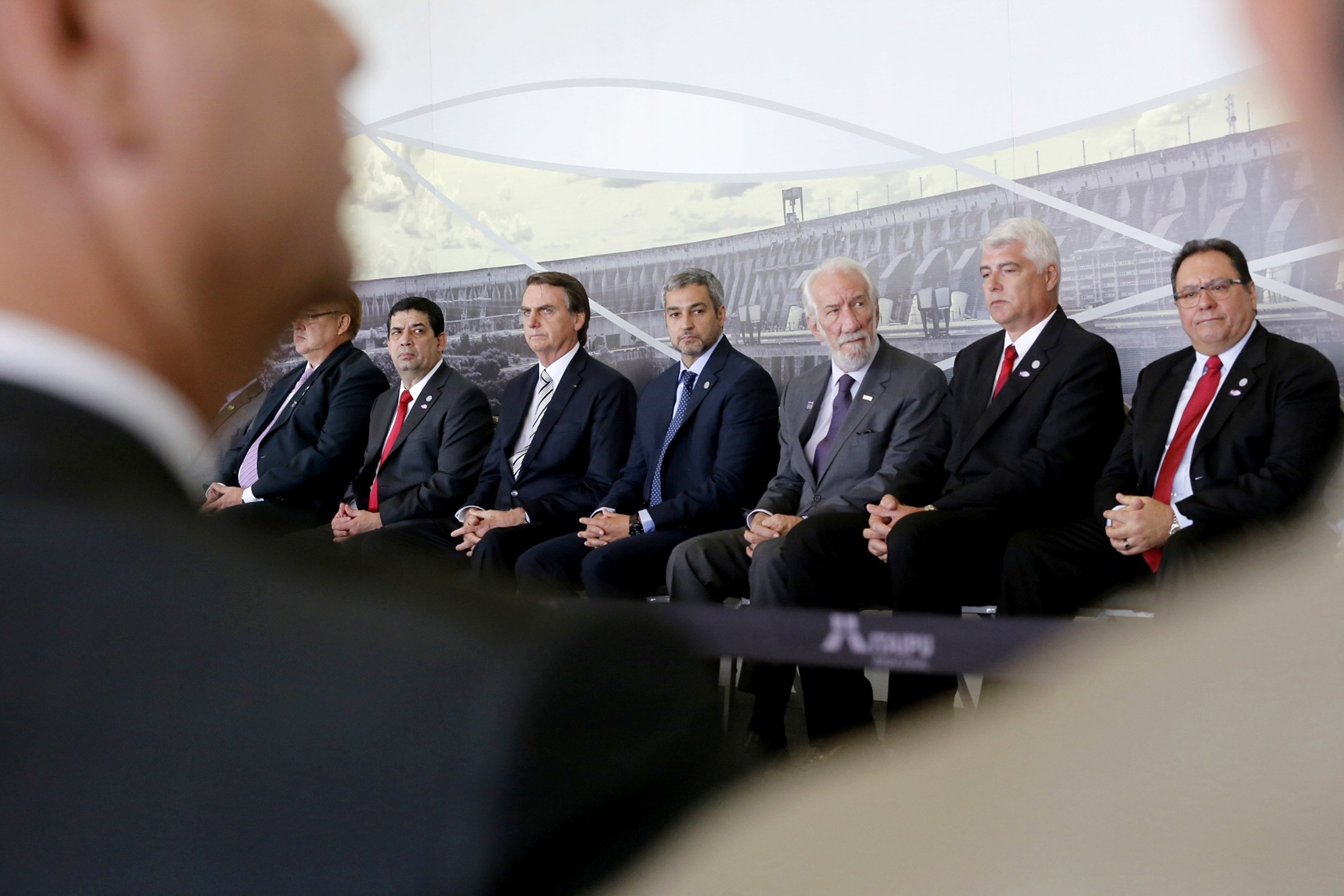 O governador em exercício Darci Piana participou nesta terça-feira (26), em Foz do Iguaçu, da cerimônia de posse do novo diretor-geral brasileiro da Itaipu Binacional, general Joaquim Silva e Luna, com as presenças do Presidente Jair Bolsonaro e do presidente do Paraguai, Mario Abdo Benítez; dos ministros almirante Bento Albuquerque, de Minas e Energia e Ernesto Araújo, de Relações Exteriores - Foz do Iguaçu, 26/02/2019 - Foto: Arnaldo Alves/ANPr