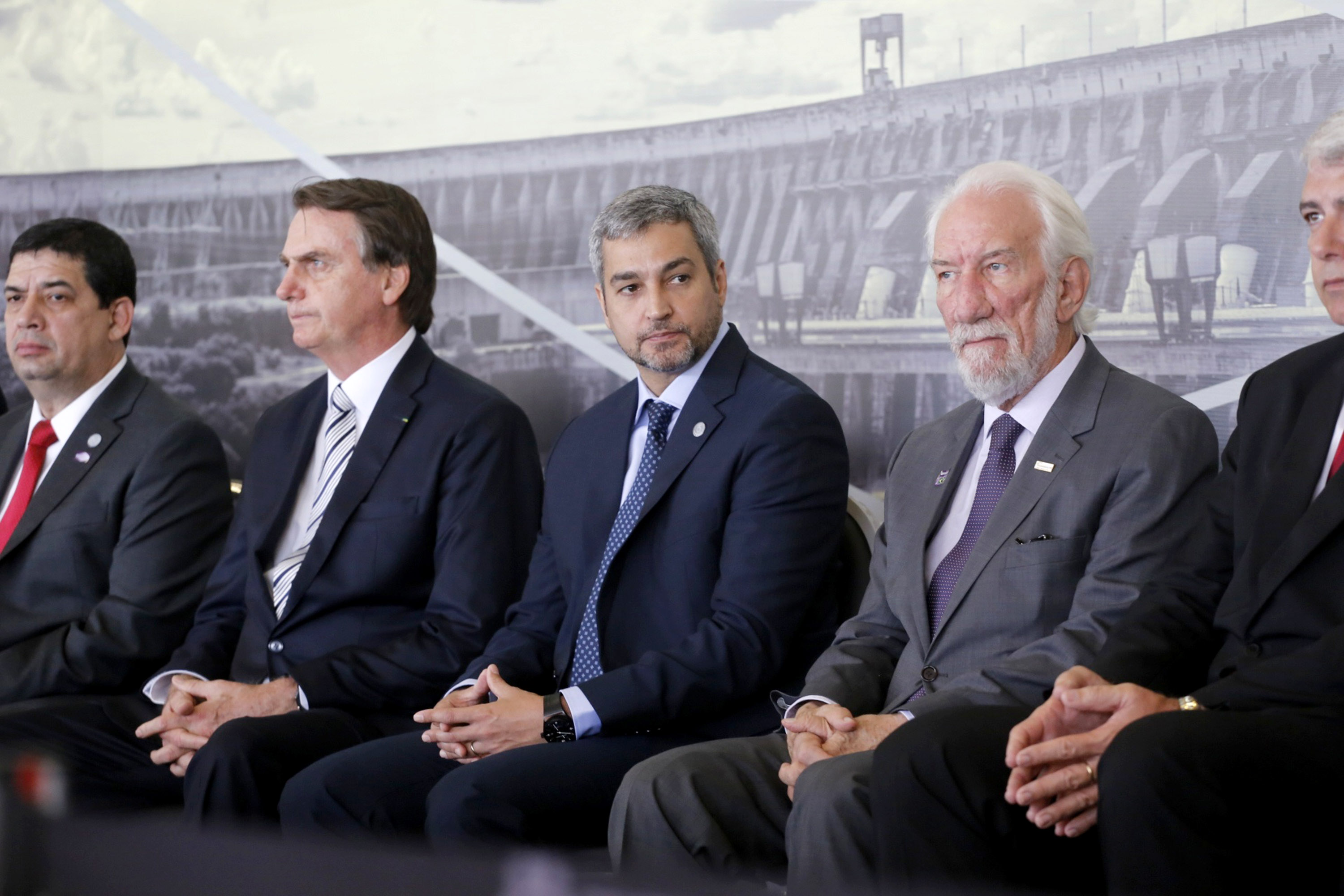 O governador em exercício Darci Piana participou nesta terça-feira (26), em Foz do Iguaçu, da cerimônia de posse do novo diretor-geral brasileiro da Itaipu Binacional, general Joaquim Silva e Luna, com as presenças do Presidente Jair Bolsonaro e do presidente do Paraguai, Mario Abdo Benítez; dos ministros almirante Bento Albuquerque, de Minas e Energia e Ernesto Araújo, de Relações Exteriores - Foz do Iguaçu, 26/02/2019 - Foto: Arnaldo Alves/ANPr