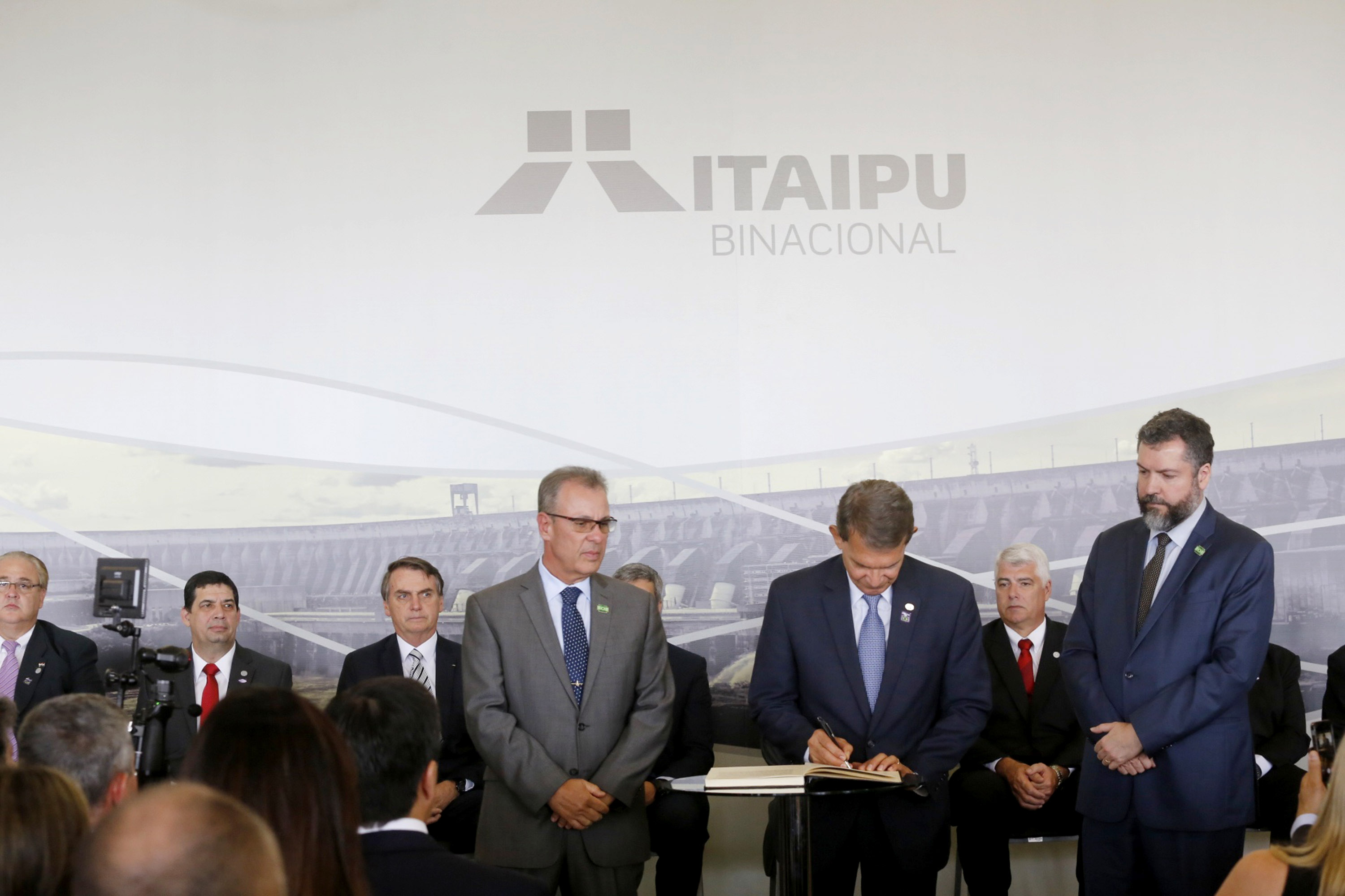 O governador em exercício Darci Piana participou nesta terça-feira (26), em Foz do Iguaçu, da cerimônia de posse do novo diretor-geral brasileiro da Itaipu Binacional, general Joaquim Silva e Luna, com as presenças do Presidente Jair Bolsonaro e do presidente do Paraguai, Mario Abdo Benítez; dos ministros almirante Bento Albuquerque, de Minas e Energia e Ernesto Araújo, de Relações Exteriores - Foz do Iguaçu, 26/02/2019 - Foto: Arnaldo Alves/ANPr