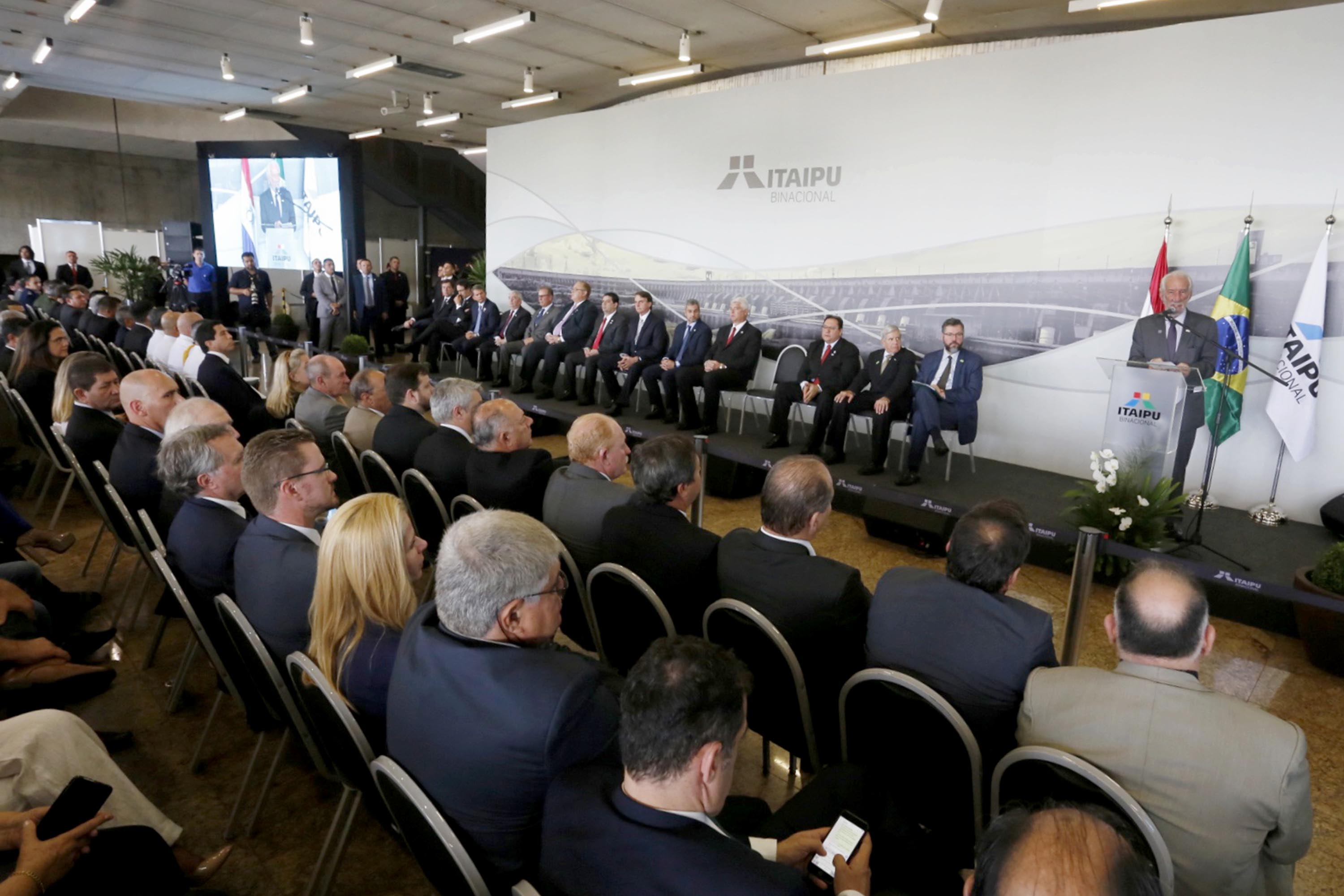 O governador em exercício Darci Piana participou nesta terça-feira (26), em Foz do Iguaçu, da cerimônia de posse do novo diretor-geral brasileiro da Itaipu Binacional, general Joaquim Silva e Luna, com as presenças do Presidente Jair Bolsonaro e do presidente do Paraguai, Mario Abdo Benítez; dos ministros almirante Bento Albuquerque, de Minas e Energia e Ernesto Araújo, de Relações Exteriores - Foz do Iguaçu, 26/02/2019 - Foto: Arnaldo Alves/ANPr