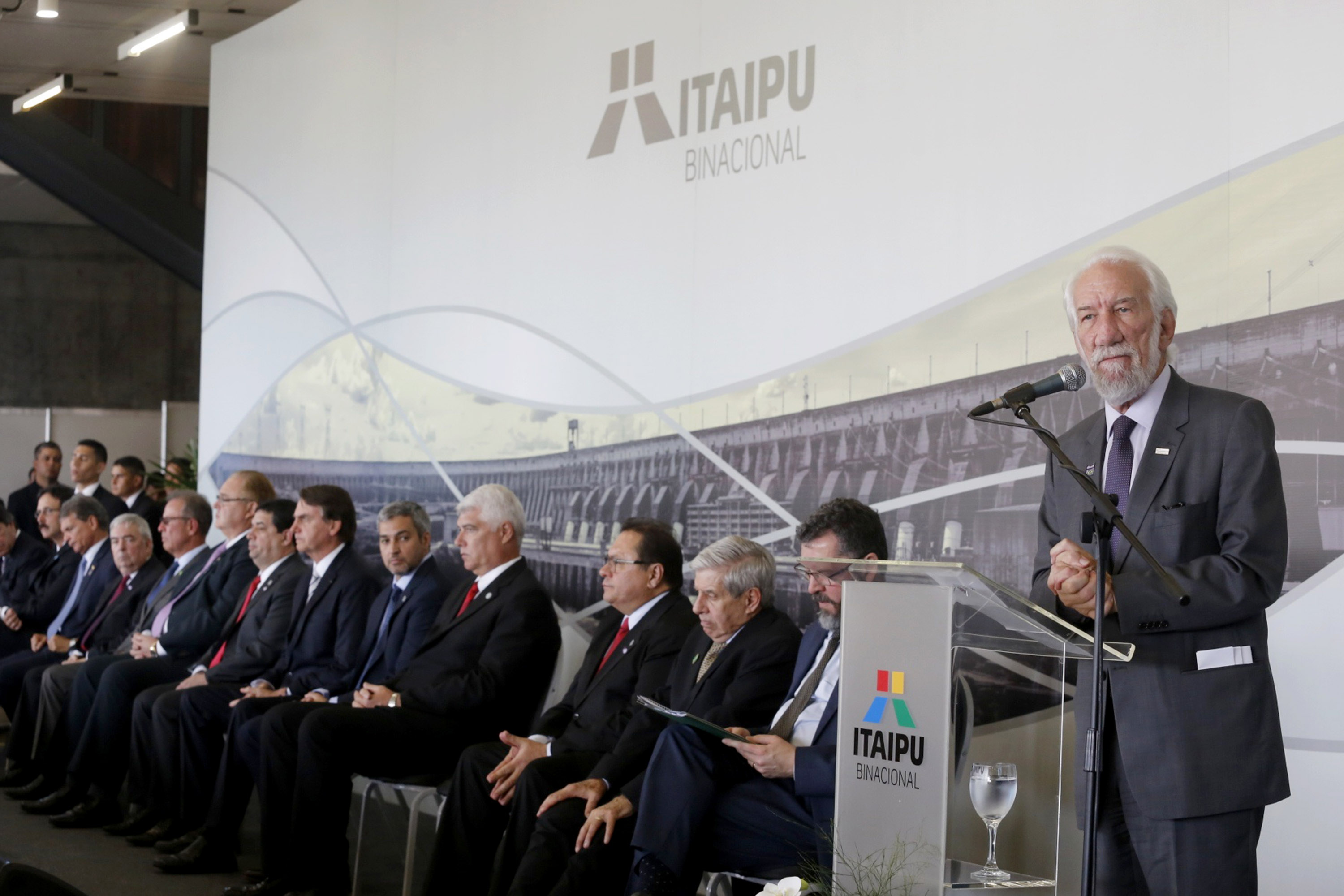 O governador em exercício Darci Piana participou nesta terça-feira (26), em Foz do Iguaçu, da cerimônia de posse do novo diretor-geral brasileiro da Itaipu Binacional, general Joaquim Silva e Luna, com as presenças do Presidente Jair Bolsonaro e do presidente do Paraguai, Mario Abdo Benítez; dos ministros almirante Bento Albuquerque, de Minas e Energia e Ernesto Araújo, de Relações Exteriores - Foz do Iguaçu, 26/02/2019 - Foto: Arnaldo Alves/ANPr