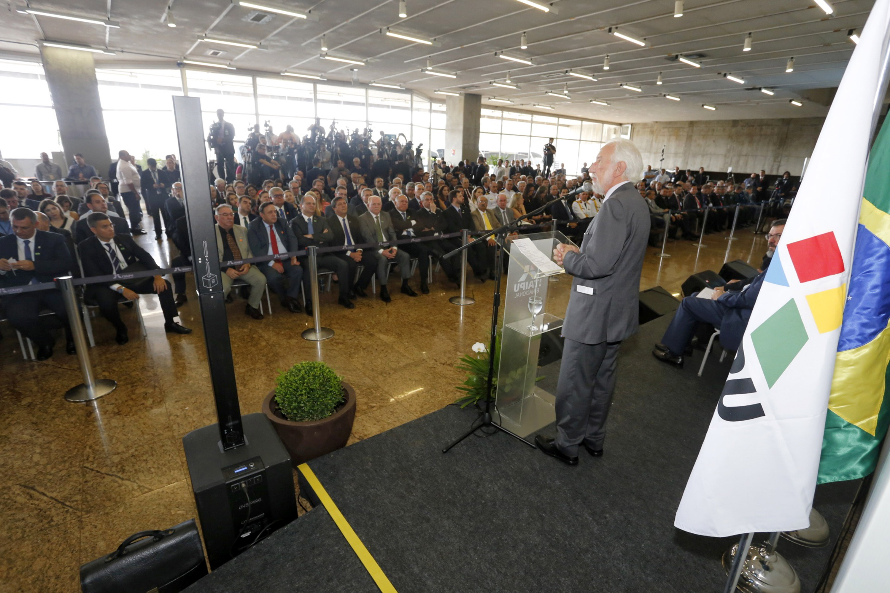O governador em exercício Darci Piana participou nesta terça-feira (26), em Foz do Iguaçu, da cerimônia de posse do novo diretor-geral brasileiro da Itaipu Binacional, general Joaquim Silva e Luna, com as presenças do Presidente Jair Bolsonaro e do presidente do Paraguai, Mario Abdo Benítez; dos ministros almirante Bento Albuquerque, de Minas e Energia e Ernesto Araújo, de Relações Exteriores - Foz do Iguaçu, 26/02/2019 - Foto: Arnaldo Alves/ANPr