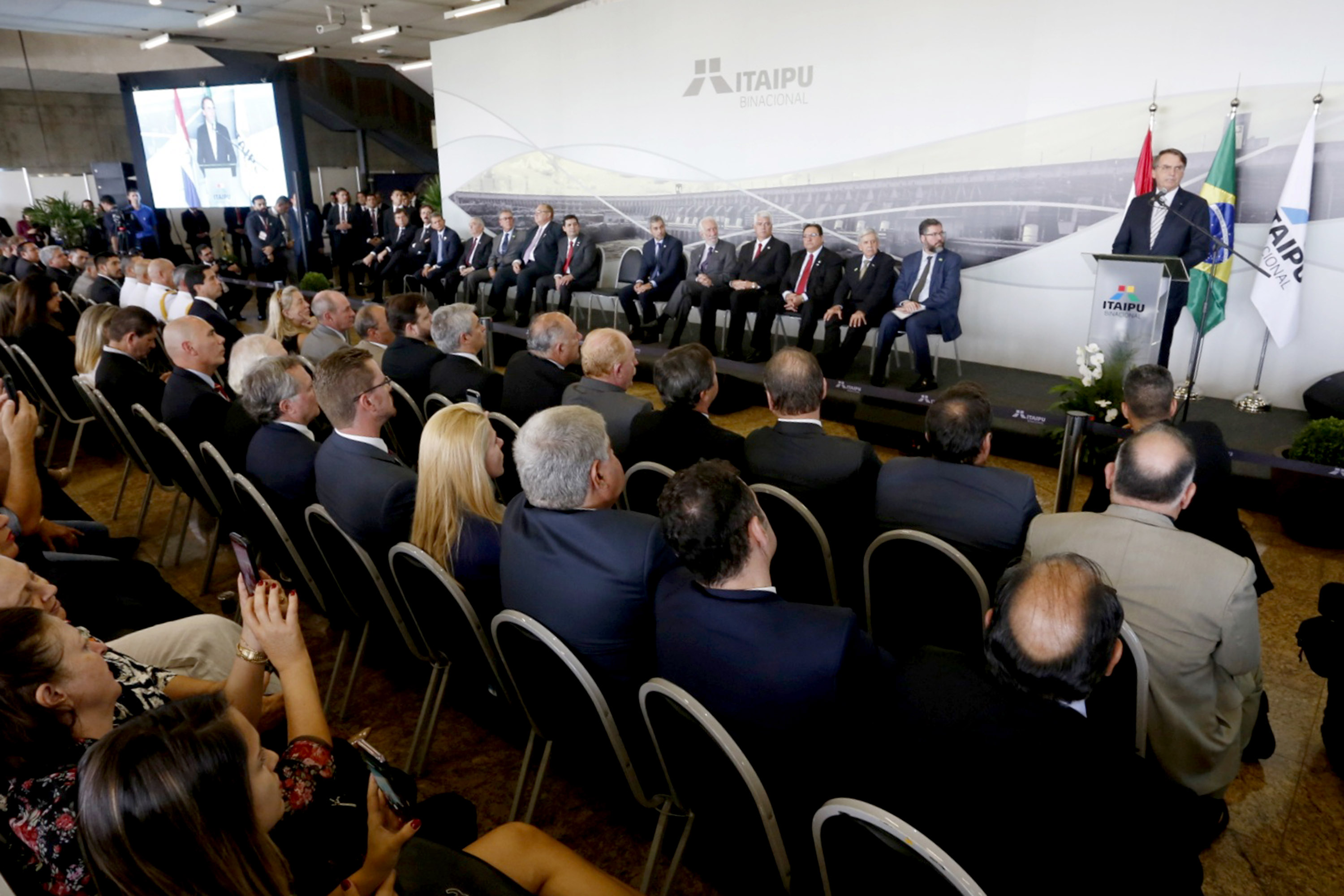 O governador em exercício Darci Piana participou nesta terça-feira (26), em Foz do Iguaçu, da cerimônia de posse do novo diretor-geral brasileiro da Itaipu Binacional, general Joaquim Silva e Luna, com as presenças do Presidente Jair Bolsonaro e do presidente do Paraguai, Mario Abdo Benítez; dos ministros almirante Bento Albuquerque, de Minas e Energia e Ernesto Araújo, de Relações Exteriores - Foz do Iguaçu, 26/02/2019 - Foto: Arnaldo Alves/ANPr
