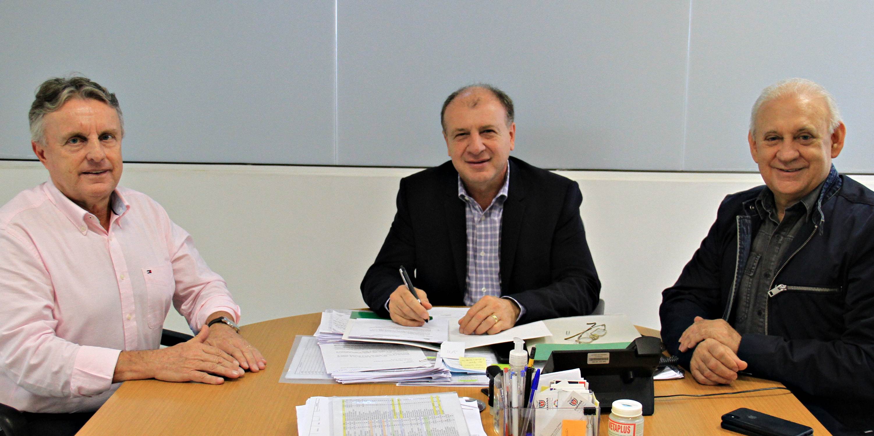 O secretário estadual do Desenvovimento Urbano, João Carlos Ortega, atendeu nesta semana reivindicações de 18 municípios de diferentes regiões do Paraná, e encaminhou pedidos e assinou autorizações. Na foto, o prefeito de Prudentópolis, Adelmo Luiz Klosowski. Foto:SEDU