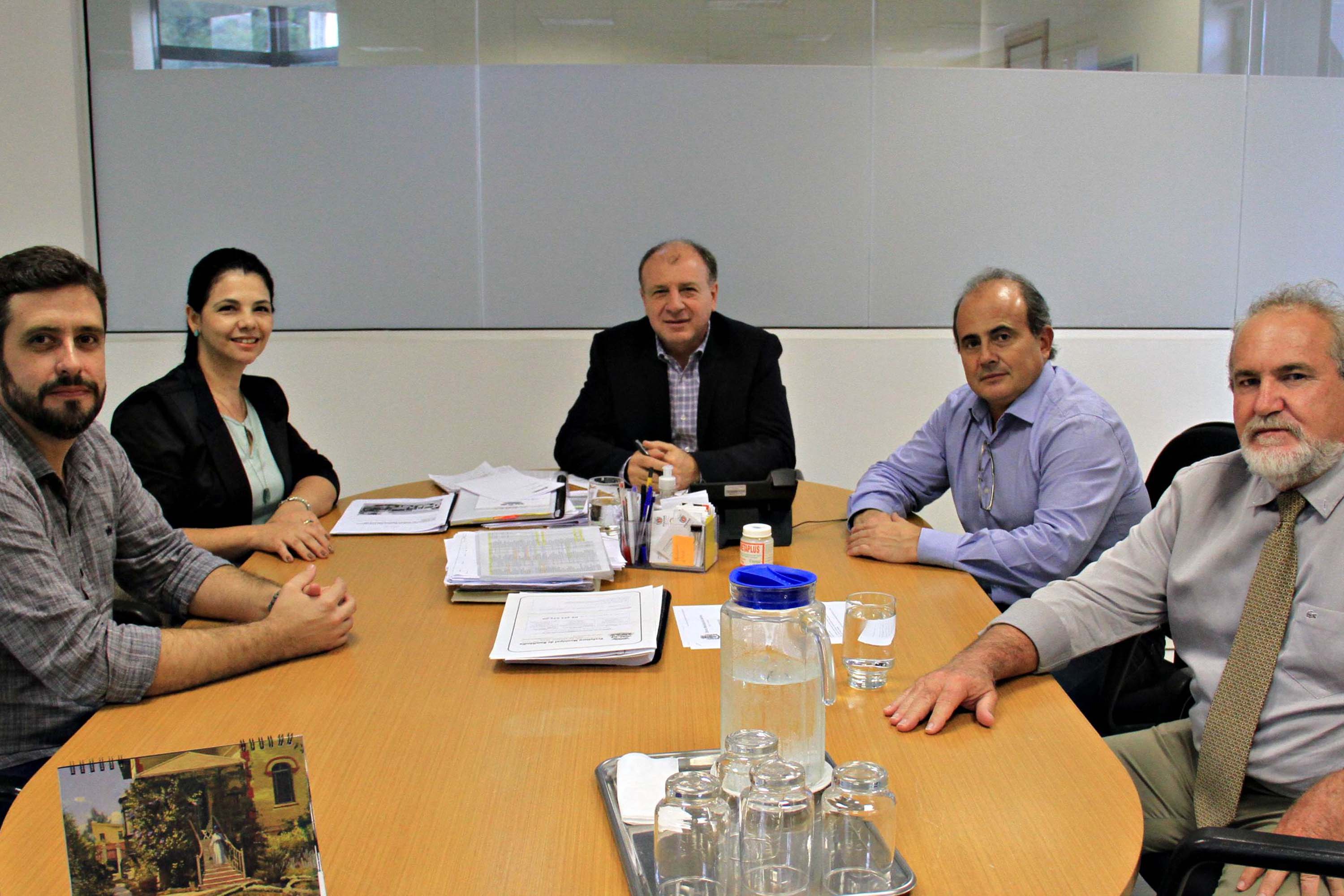 O secretário estadual do Desenvovimento Urbano, João Carlos Ortega, atendeu nesta semana reivindicações de 18 municípios de diferentes regiões do Paraná, e encaminhou pedidos e assinou autorizações. Na foto, o prefeito de Cianorte, Claudemir Romero Bongiorno . Foto:SEDU