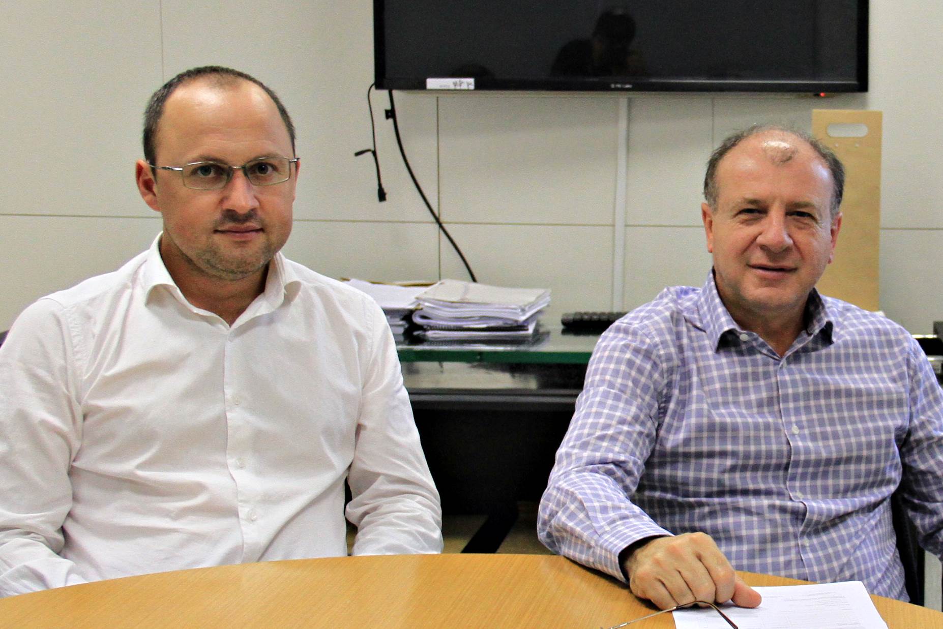 O secretário estadual do Desenvovimento Urbano, João Carlos Ortega, atendeu nesta semana reivindicações de 18 municípios de diferentes regiões do Paraná, e encaminhou pedidos e assinou autorizações. Na foto, o prefeito de Rio Azul, Rodrigo Solda . Foto:SEDU