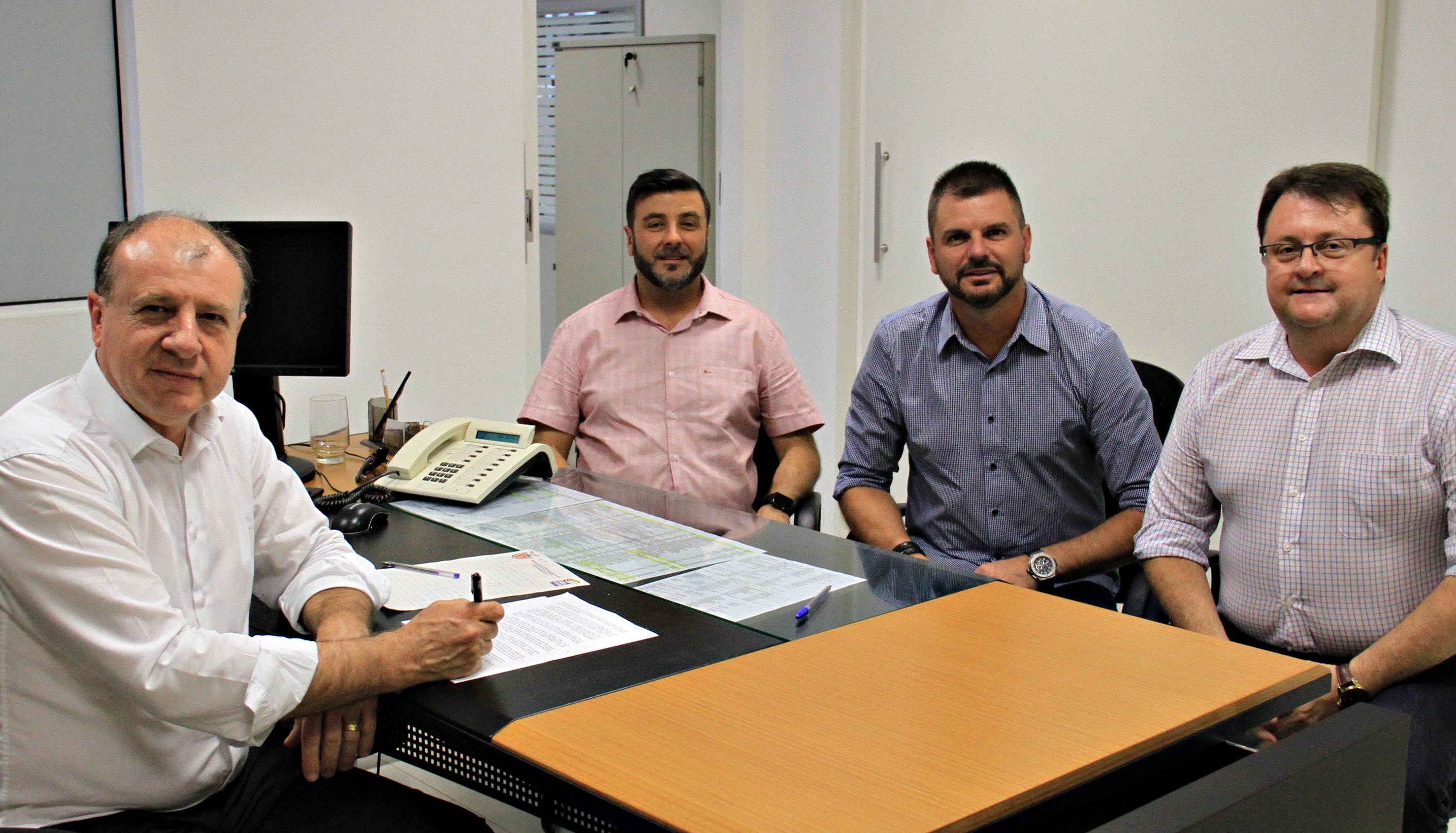 O secretário estadual do Desenvovimento Urbano, João Carlos Ortega, atendeu nesta semana reivindicações de 18 municípios de diferentes regiões do Paraná, e encaminhou pedidos e assinou autorizações. Na foto, o prefeito de Fazenda Rio Grande, Márcio Wozniack. Foto:SEDU