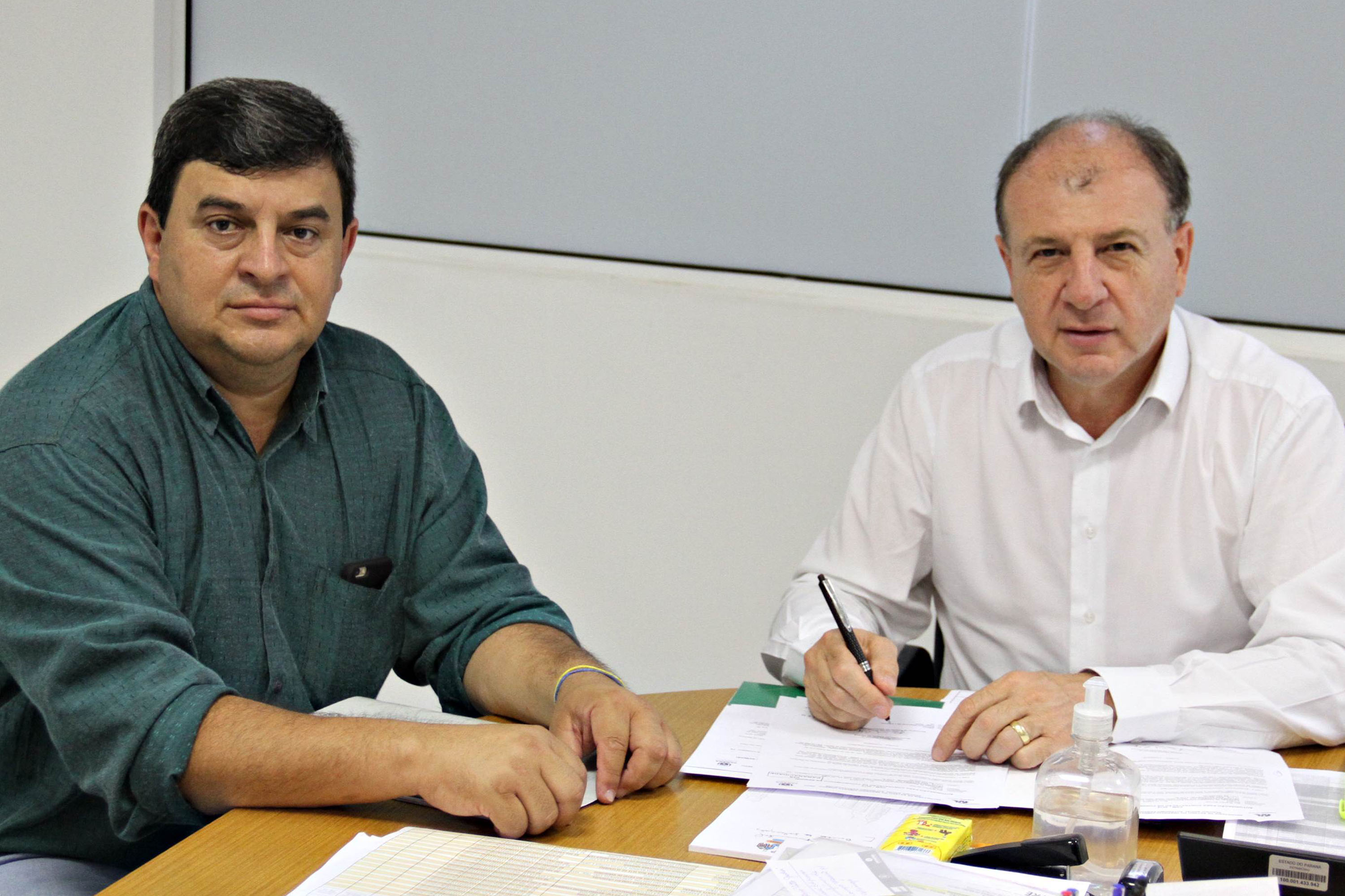 O secretário estadual do Desenvovimento Urbano, João Carlos Ortega, atendeu nesta semana reivindicações de 18 municípios de diferentes regiões do Paraná, e encaminhou pedidos e assinou autorizações. Na foto, o prefeito de Rio Branco do Ivaí, Geroncio José. Foto:SEDU