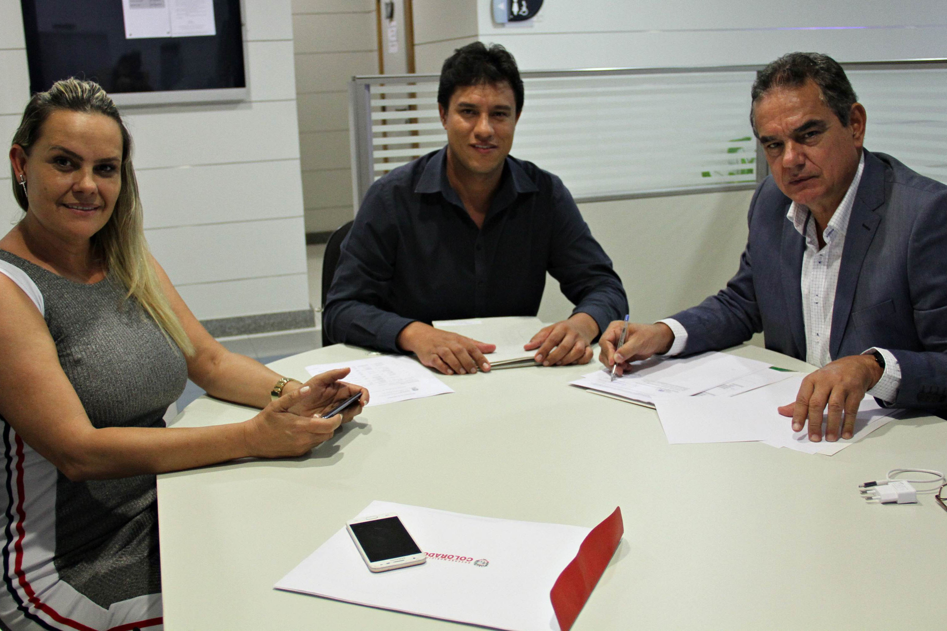 O secretário estadual do Desenvovimento Urbano, João Carlos Ortega, atendeu nesta semana reivindicações de 18 municípios de diferentes regiões do Paraná, e encaminhou pedidos e assinou autorizações. Na foto, o prefeito deColorado, Marcos José Mello. Foto:SEDU