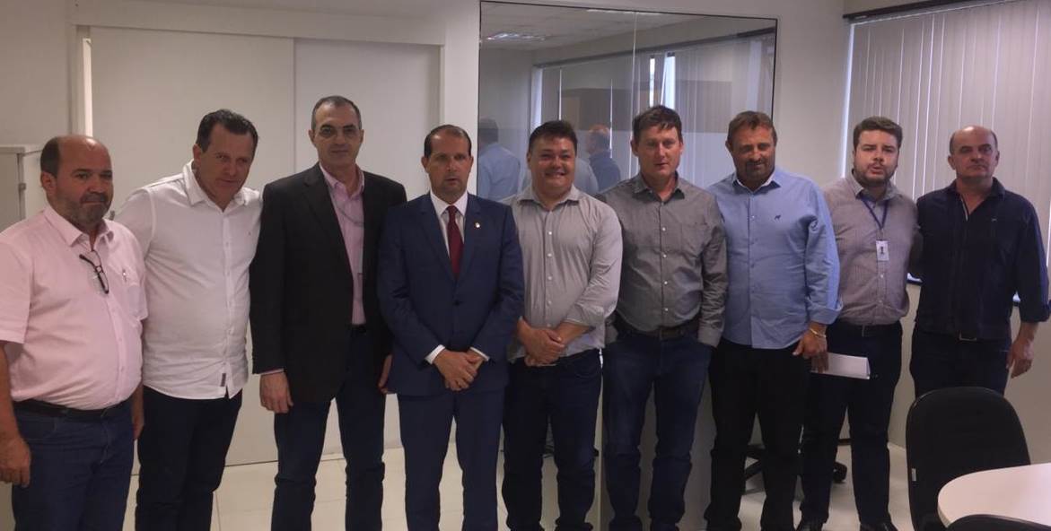 O secretário estadual do Desenvovimento Urbano, João Carlos Ortega, atendeu nesta semana reivindicações de 18 municípios de diferentes regiões do Paraná, e encaminhou pedidos e assinou autorizações. Foto:SEDU