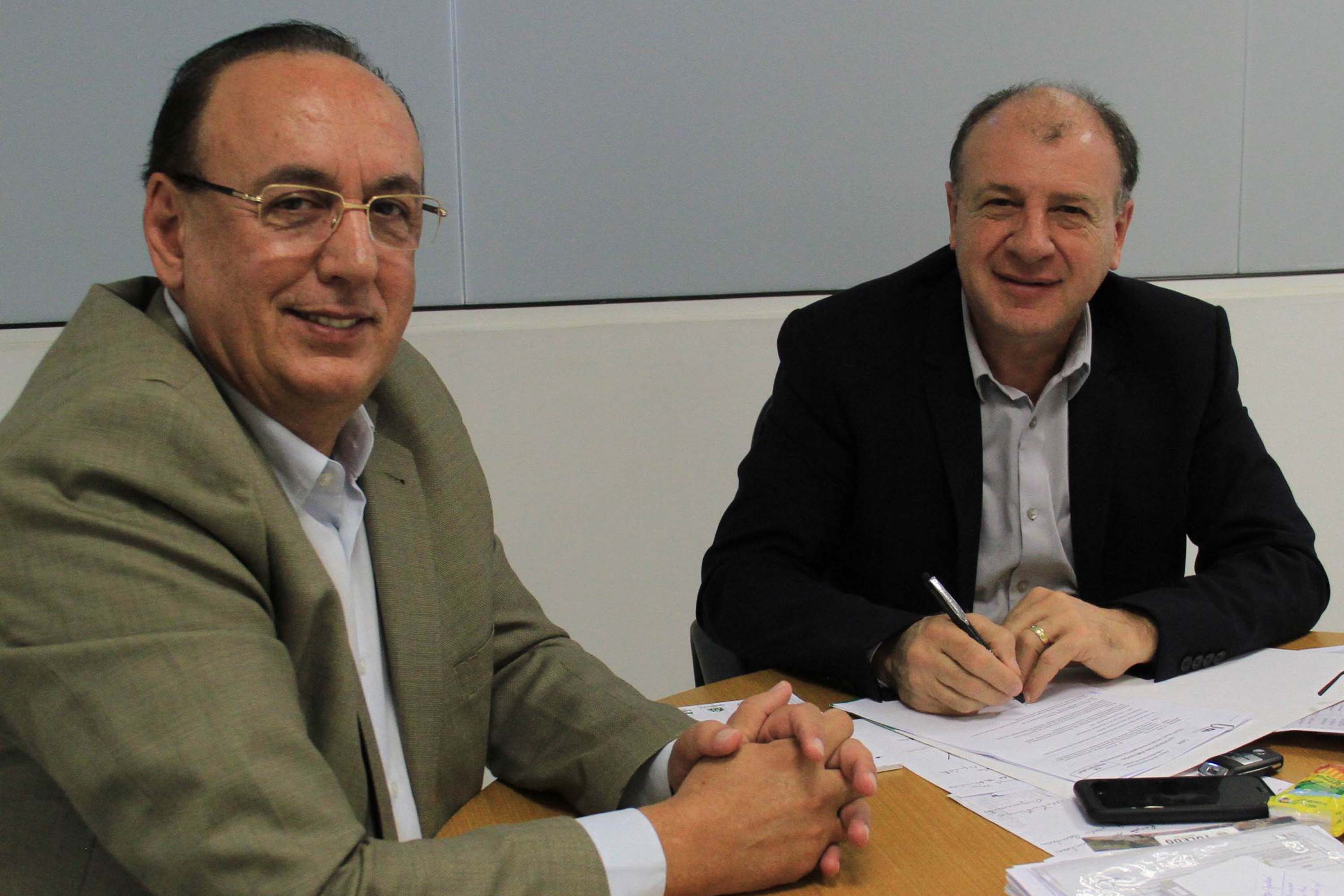 O secretário estadual do Desenvovimento Urbano, João Carlos Ortega, atendeu nesta semana reivindicações de 18 municípios de diferentes regiões do Paraná, e encaminhou pedidos e assinou autorizações. Na foto, o prefeito de Rio Negro, Milton Paizani. Foto:SEDU