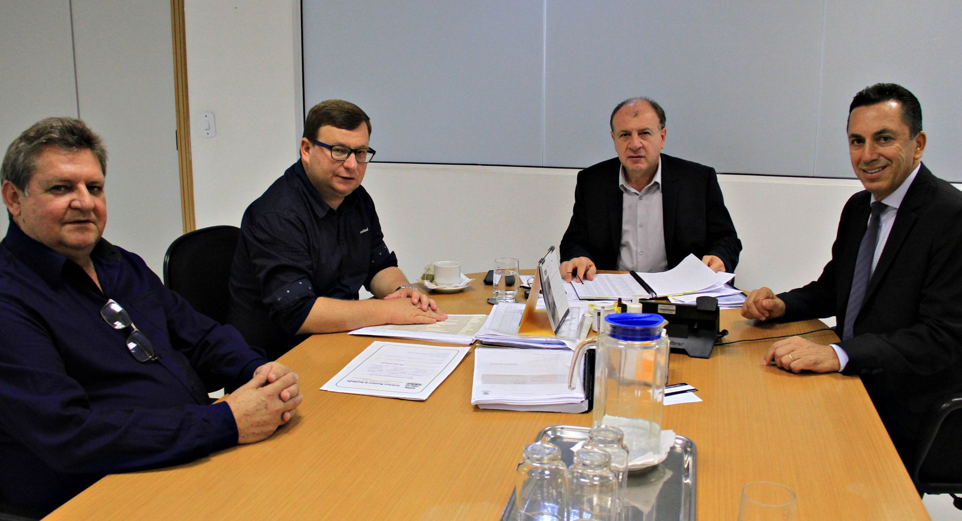 O secretário estadual do Desenvovimento Urbano, João Carlos Ortega, atendeu nesta semana reivindicações de 18 municípios de diferentes regiões do Paraná, e encaminhou pedidos e assinou autorizações. Na foto, o prefeito de Nova Prata do Iguaçu, Adroaldo Hoffelder. Foto:SEDU