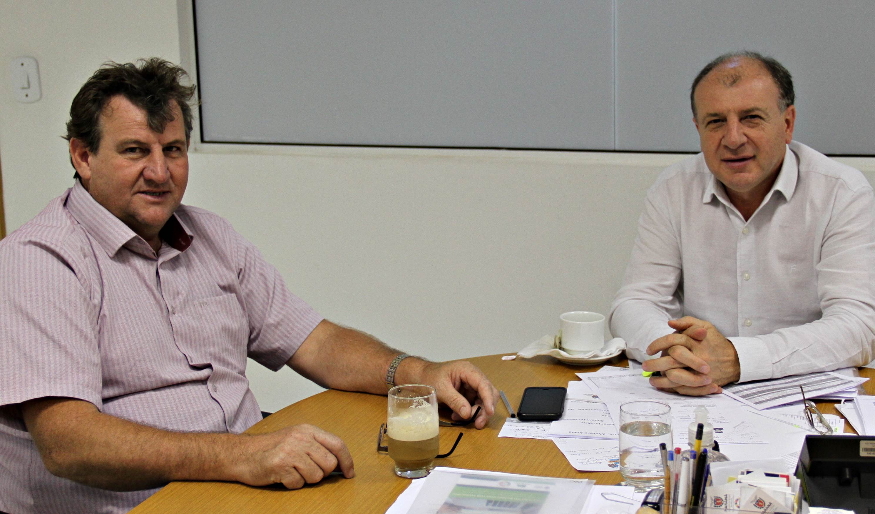 O secretário estadual do Desenvovimento Urbano, João Carlos Ortega, atendeu nesta semana reivindicações de 18 municípios de diferentes regiões do Paraná, e encaminhou pedidos e assinou autorizações. Na foto, o prefeito de Bela Vista da Caroba, Dilso Storch. Foto:SEDU