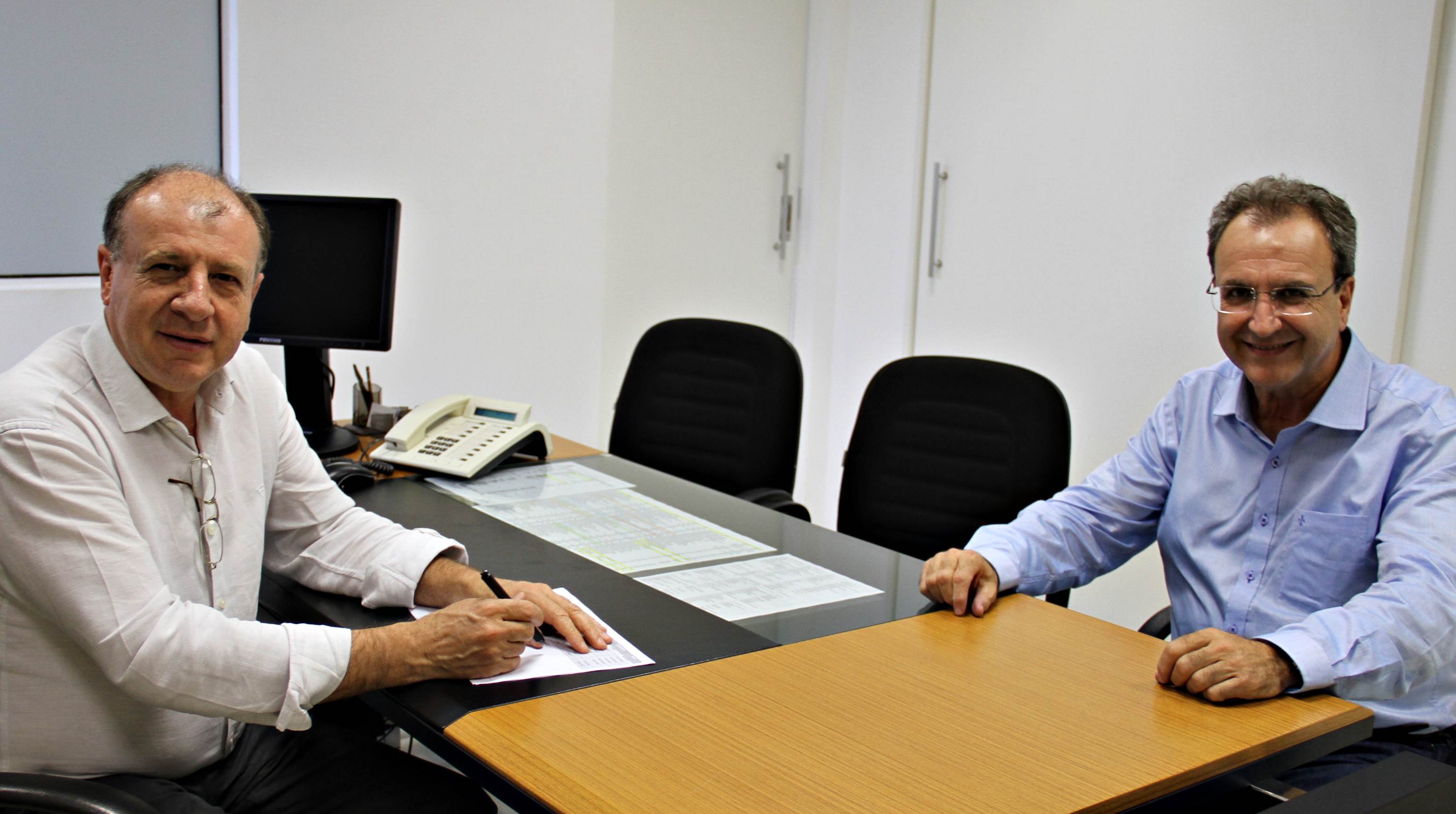 O secretário estadual do Desenvovimento Urbano, João Carlos Ortega, atendeu nesta semana reivindicações de 18 municípios de diferentes regiões do Paraná, e encaminhou pedidos e assinou autorizações. Na foto, o prefeito de Cornélio Procópio, Amin Hannouche. Foto:SEDU