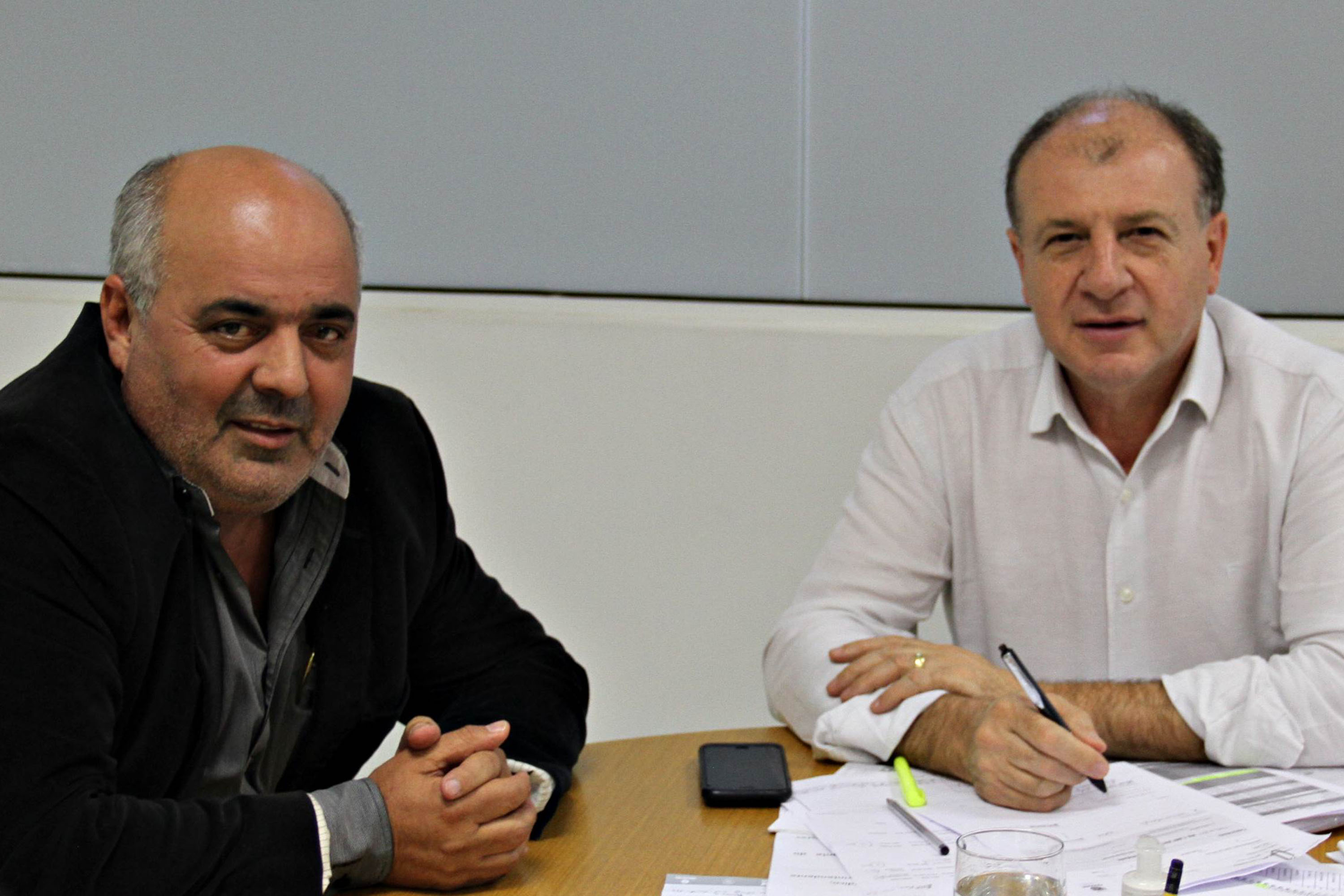 O secretário estadual do Desenvovimento Urbano, João Carlos Ortega, atendeu nesta semana reivindicações de 18 municípios de diferentes regiões do Paraná, e encaminhou pedidos e assinou autorizações. Na foto, o prefeito de  Kaloré, Washington Luiz. Foto:SEDU