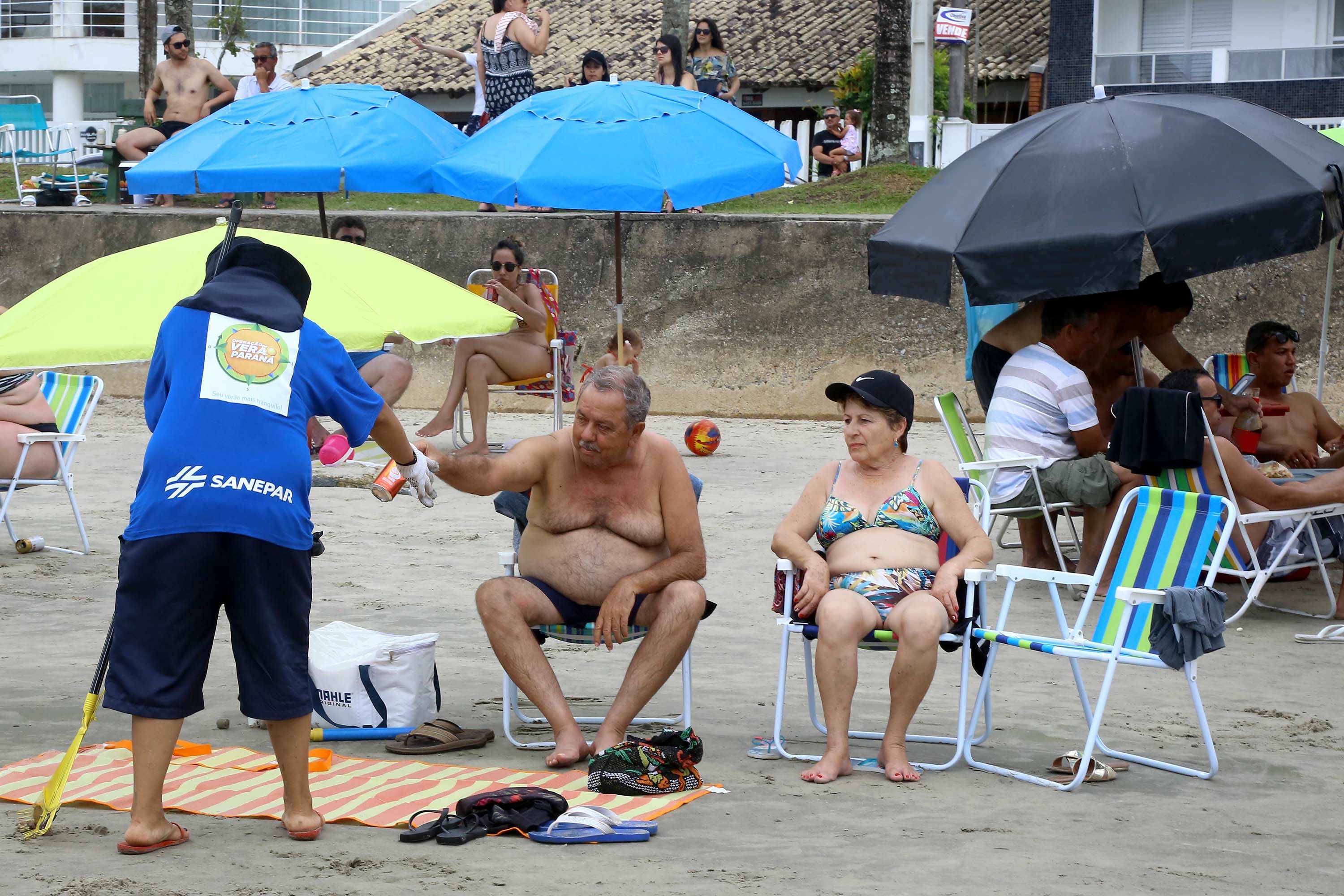 No Litoral do Paraná, o trabalho de coleta de lixo, executado pela Sanepar, tenta reduzir esses números. Em dois meses de temporada, a empresa já retirou das areias 570 toneladas de resíduos dos tipos mais diversos. Quase 27 toneladas desse material foram retiradas apenas no primeiro dia de 2019. -  Foto: Divulgação Sanepar