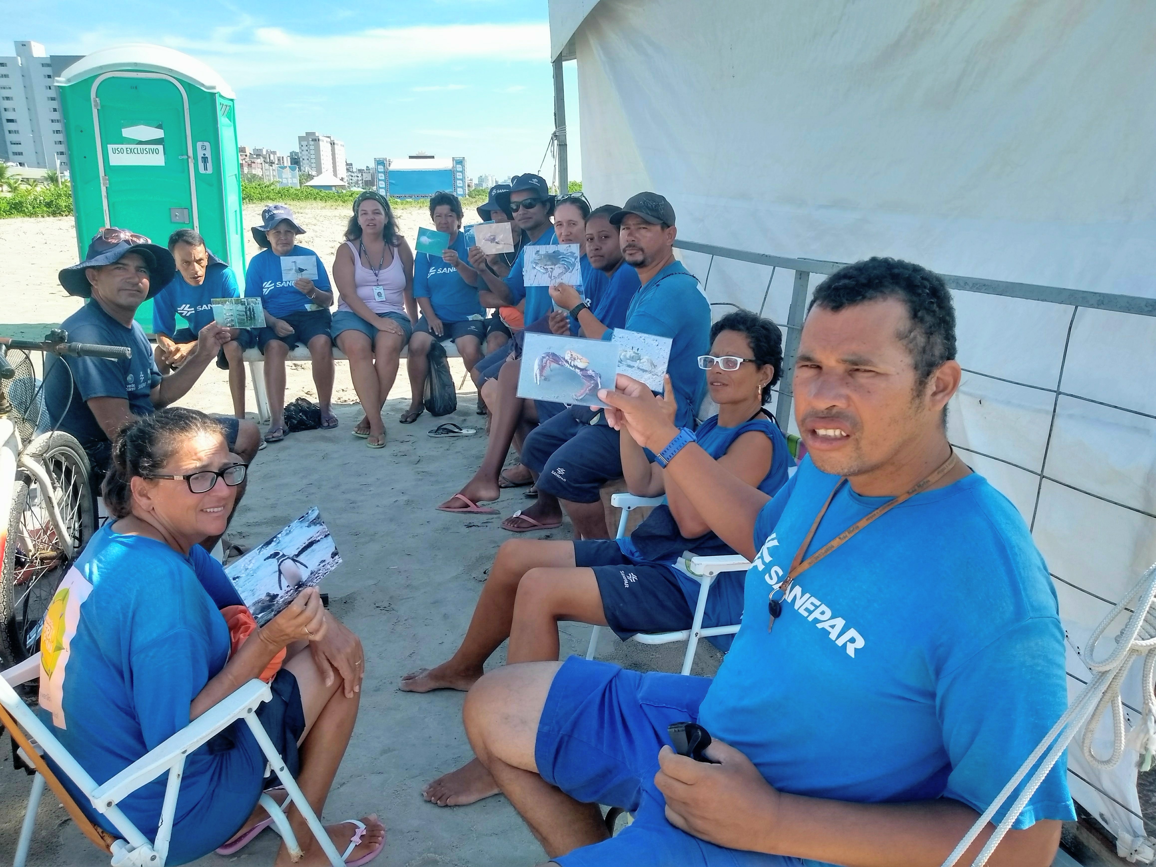No Litoral do Paraná, o trabalho de coleta de lixo, executado pela Sanepar, tenta reduzir esses números. Em dois meses de temporada, a empresa já retirou das areias 570 toneladas de resíduos dos tipos mais diversos. Quase 27 toneladas desse material foram retiradas apenas no primeiro dia de 2019. -  Foto: Divulgação Sanepar