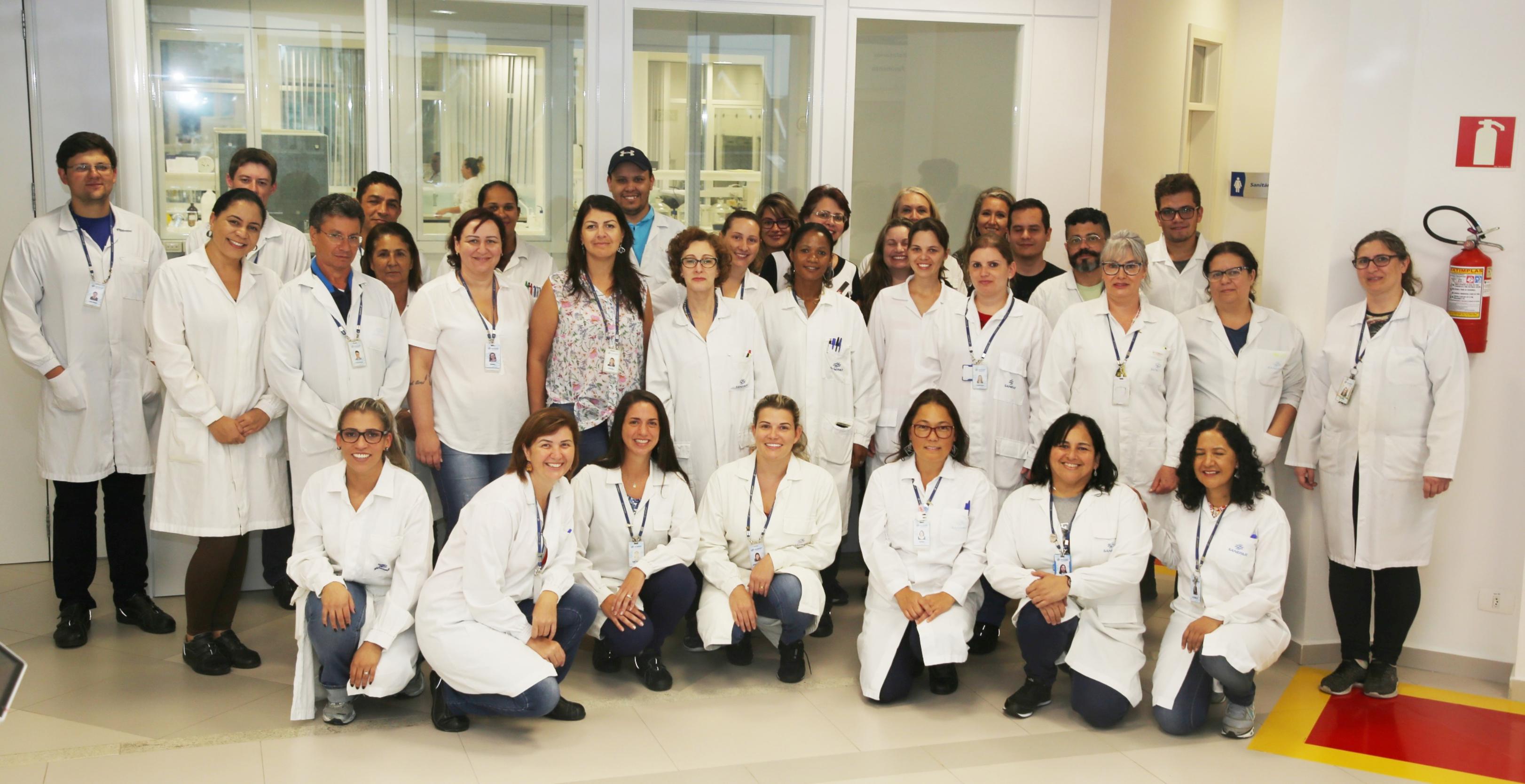 Equipe do Laboratório da Sanepar em Curitiba: no Estado, mais de 500 empregados atuam para garantir a qualidade da água distribuída (Foto: Arquivo Sanepar