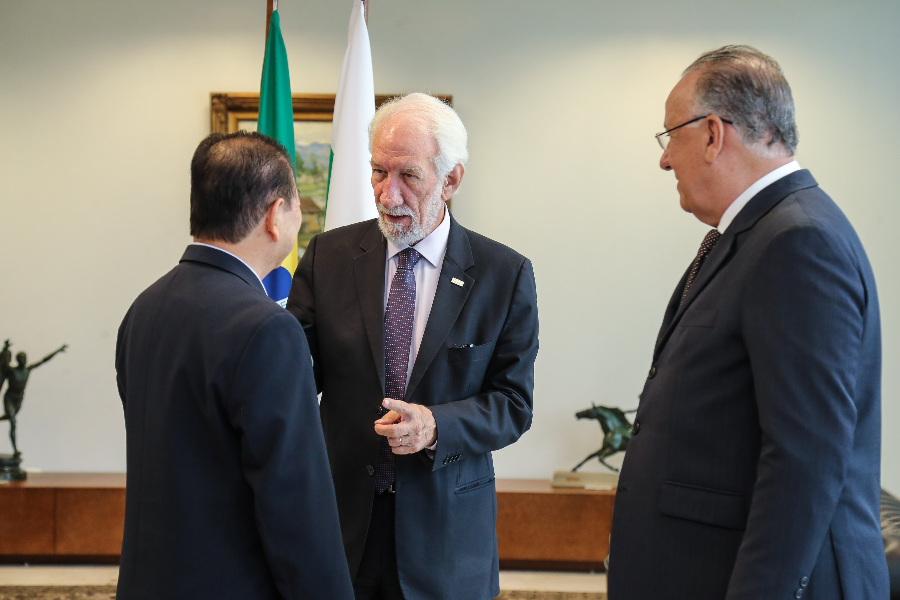 O governador em exercício Darci Piana recebe o presidente da Paraná Turismo, João Jacob Mehl e representantes do G5 nesta quinta-feira (7) no Palácio Iguaçu. Curitiba, 07/03/2019 - Foto: Geraldo Bubniak/ANPr