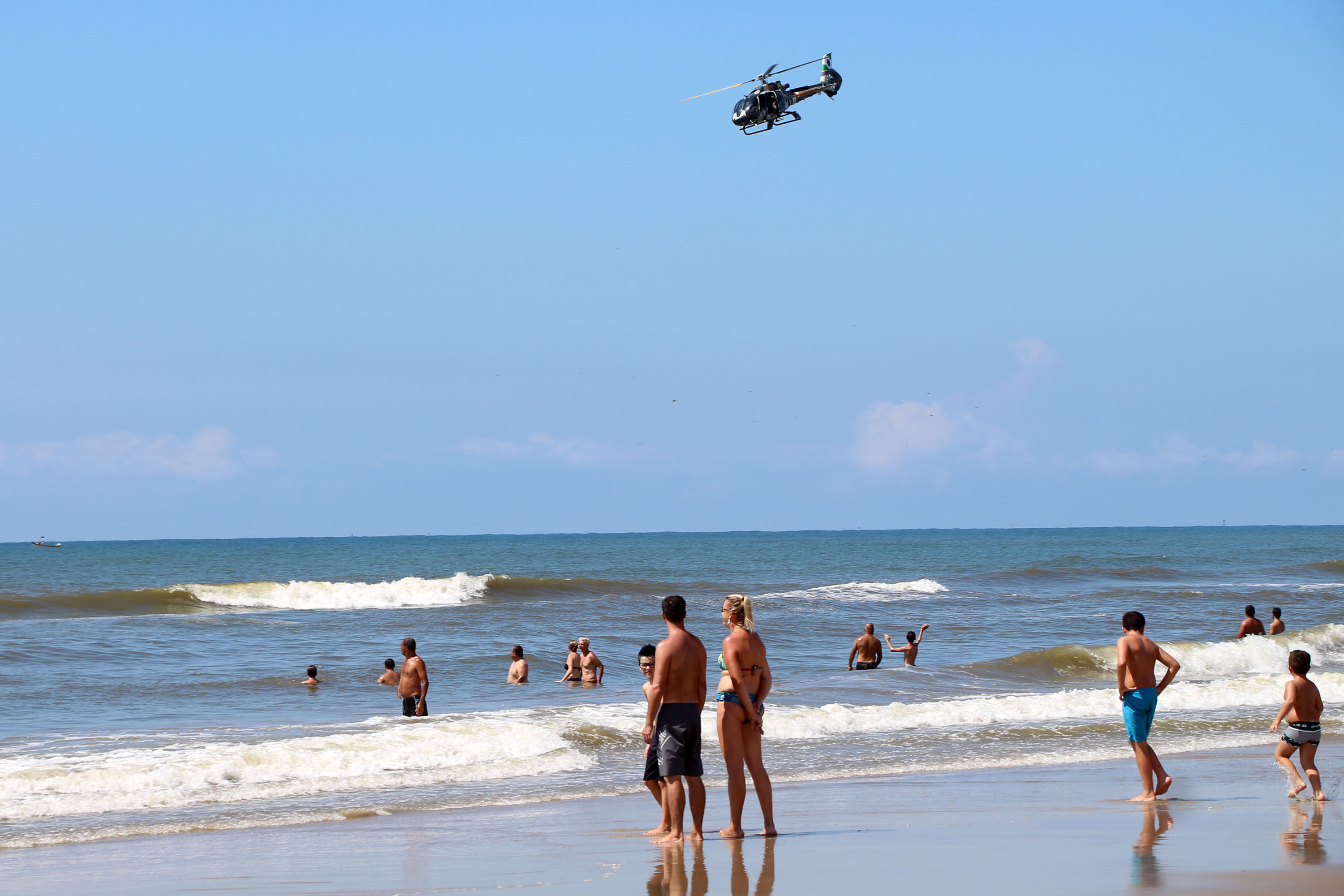 04-03-2019 Operação Verão 2018/2019 - Produção Bombeiros O Carnaval 2019 no Litoral do estado foi repleto de opções de lazer e de serviços gratuitos para os veranistas durante o feriado prolongado. Na área de segurança pública, houve redução dos casos de furtos (10%) e mais encaminhamentos (37,50%) por conta do aumento de abordagens (63,67%). - Litoral do Paraná, 05/03/2019 - Foto: Soldado Amanda Morais
