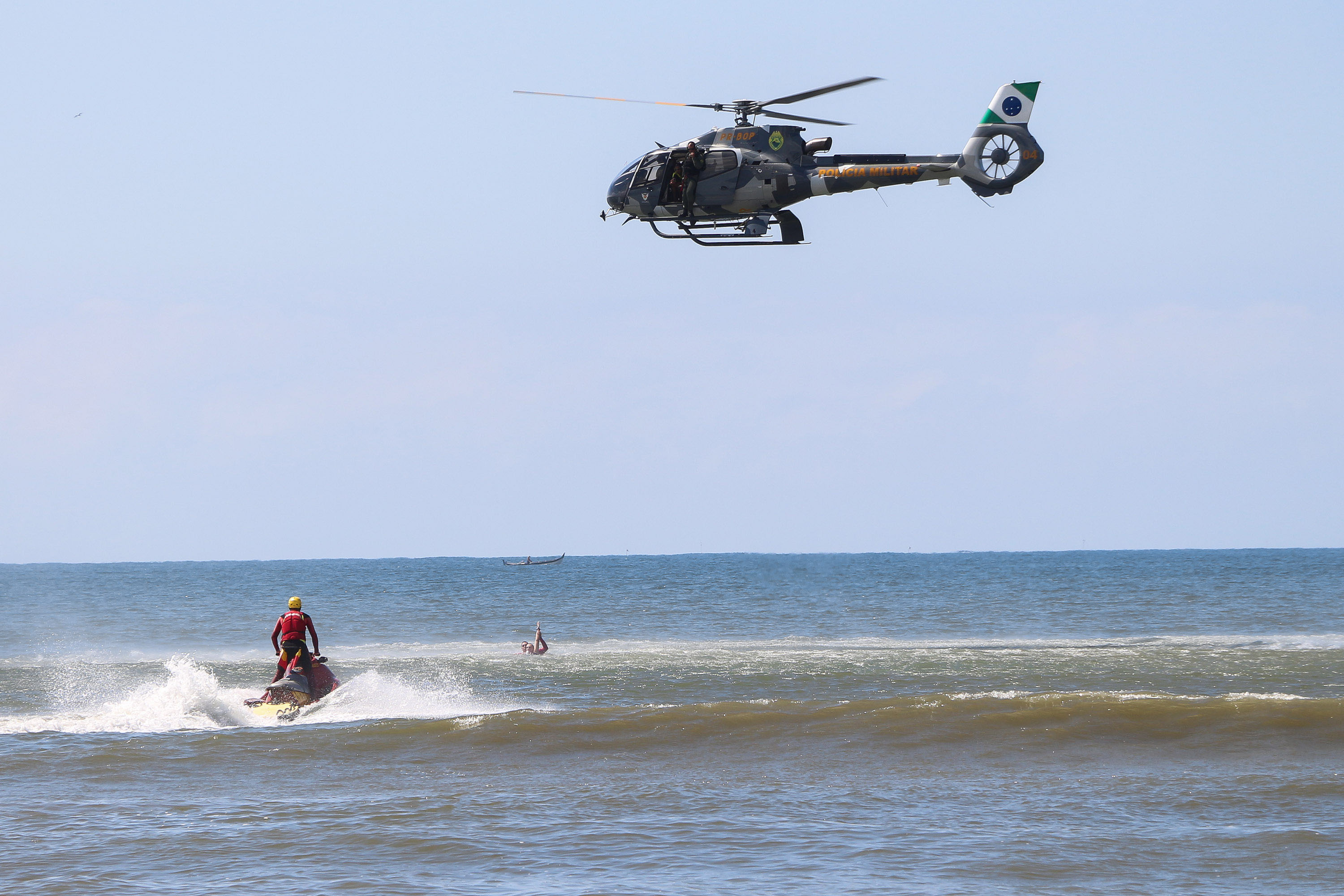 04-03-2019 Operação Verão 2018/2019 - Produção Bombeiros O Carnaval 2019 no Litoral do estado foi repleto de opções de lazer e de serviços gratuitos para os veranistas durante o feriado prolongado. Na área de segurança pública, houve redução dos casos de furtos (10%) e mais encaminhamentos (37,50%) por conta do aumento de abordagens (63,67%). - Litoral do Paraná, 05/03/2019 - Foto: Soldado Amanda Morais