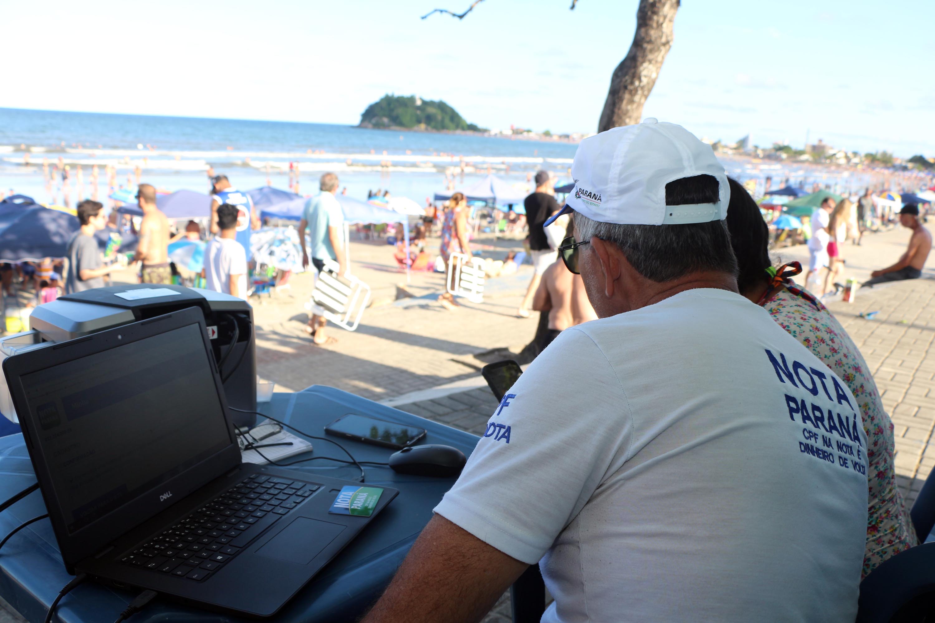 03-03-2019 Operação Verão 2018/2019 - Nota Paraná - Praia Central - Guaratuba O Carnaval 2019 no Litoral do estado foi repleto de opções de lazer e de serviços gratuitos para os veranistas durante o feriado prolongado. Na área de segurança pública, houve redução dos casos de furtos (10%) e mais encaminhamentos (37,50%) por conta do aumento de abordagens (63,67%). - Litoral do Paraná, 05/03/2019 - Foto: Soldado Emanuel Cunha