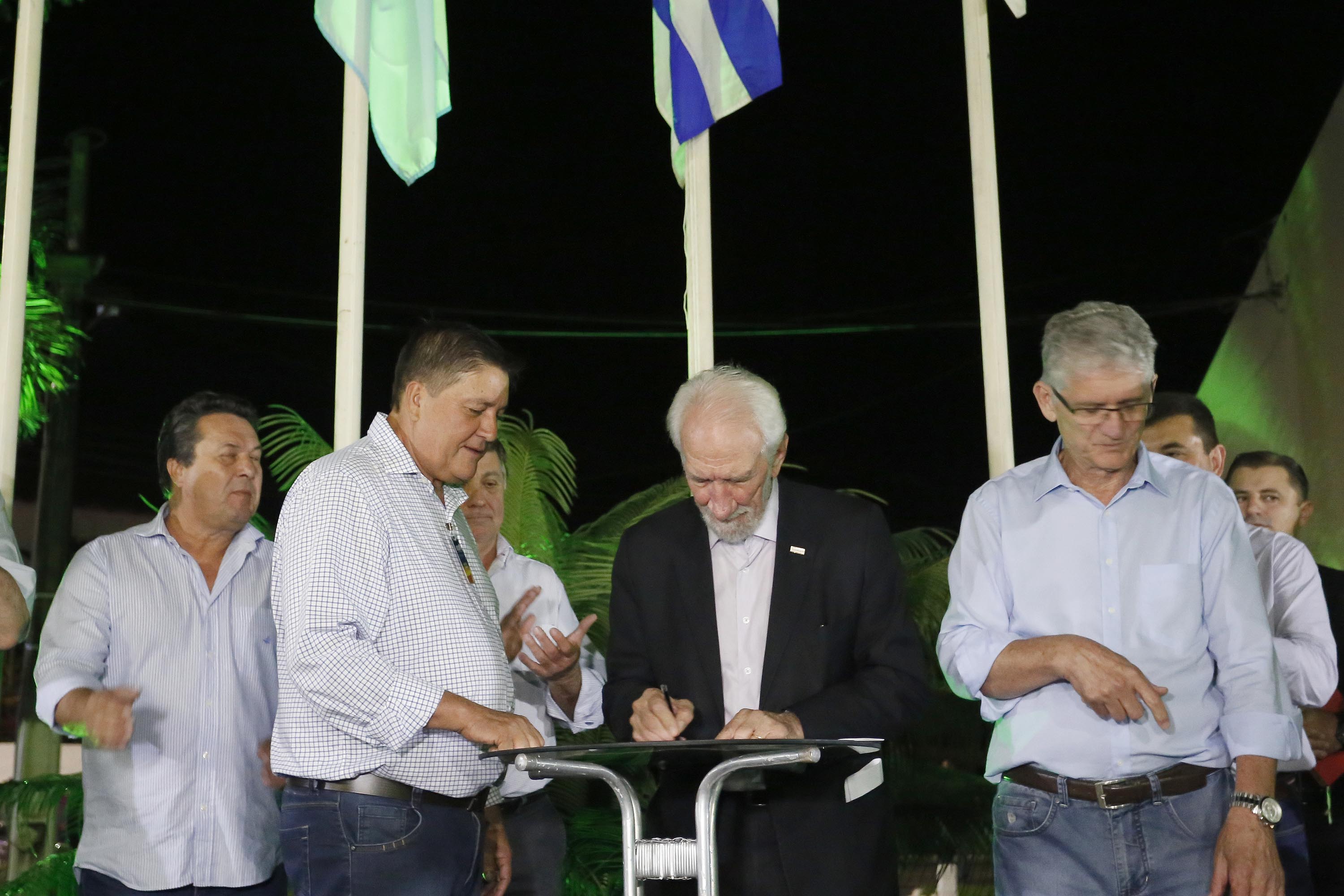 O governador em exercício Darci Piana, participa da abertura 45ª Expo Umuarama e 18ª Feira Internacional. Participaram: prefeito de Umuarama, Celso Pozzobom; os secretários: do Meio Ambiente e Recursos Hídricos, Márcio Nunes; da Agricultura, Norberto Ortigara; presidente da Sociedade Rural de Umuarama, Milton Gaiari; entre outros.Umuarama, 07-03-19.Foto: Arnaldo Alves / ANPr.