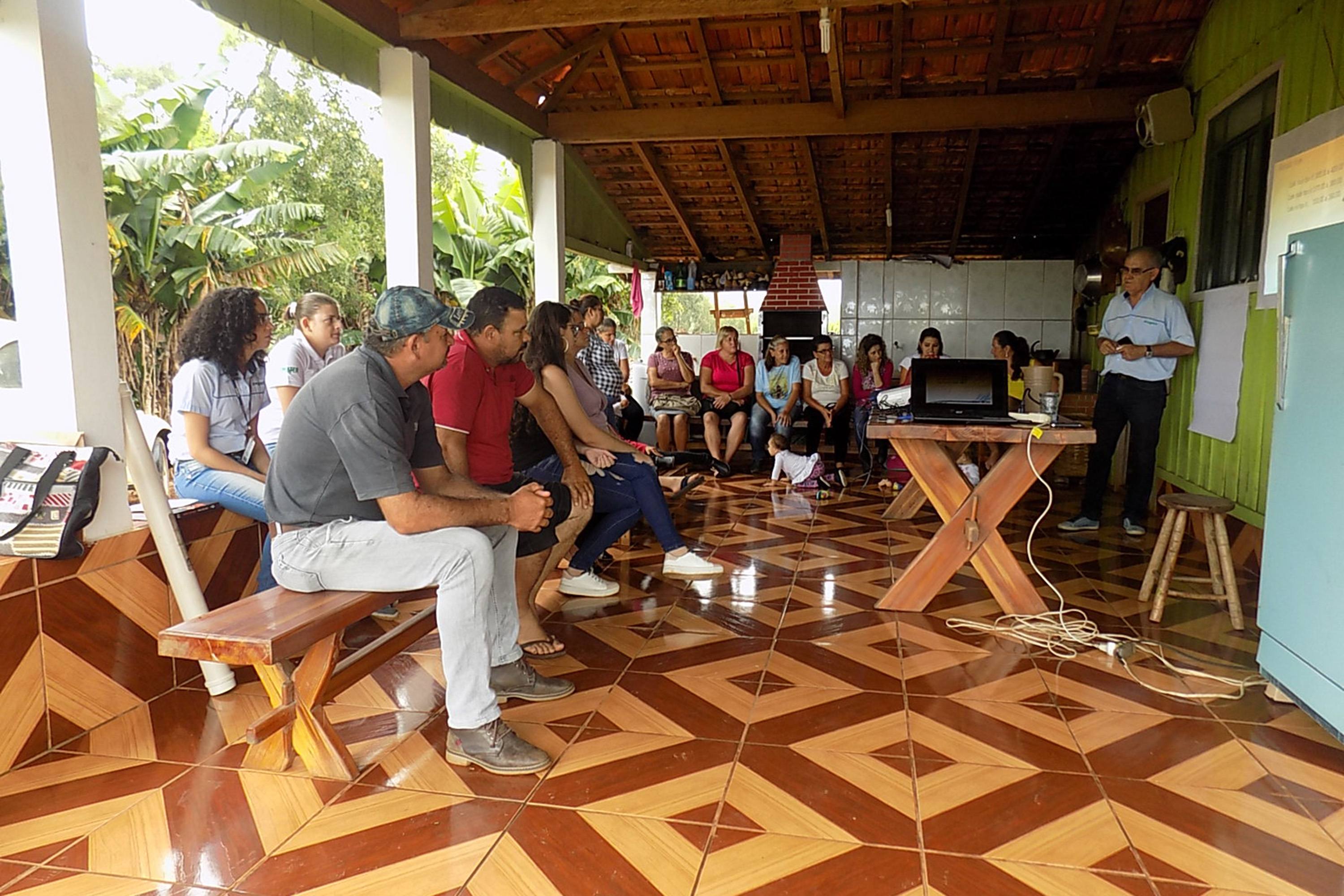Reunião com o grupo do município de Curiúva - comercialização  -  Foto: Emater