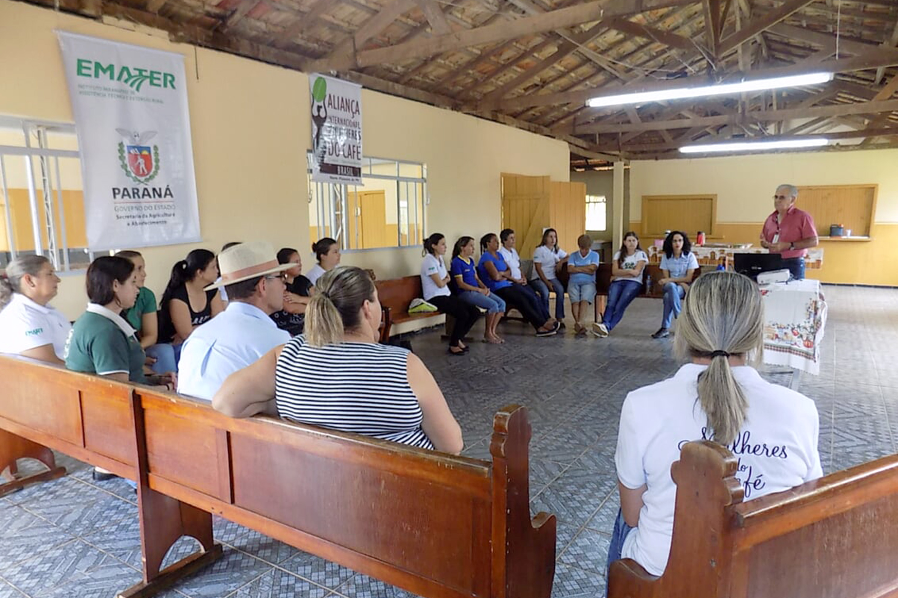 Reunião sobre comercialização no grupo Matão de Tomazina  -  Foto: Emater
