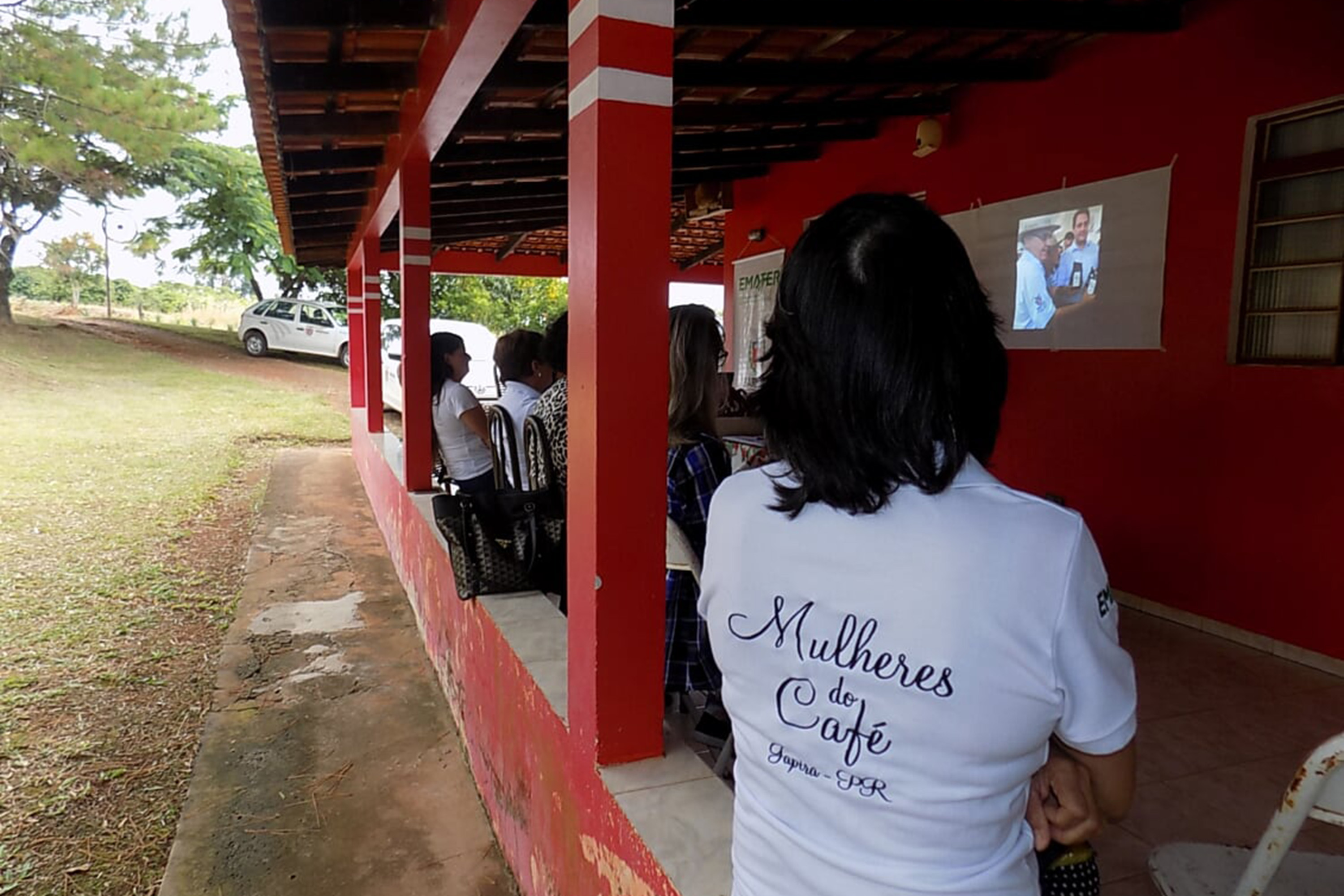 Reunião sobre comercialização com o grupo de Japira  -  Foto: Emater