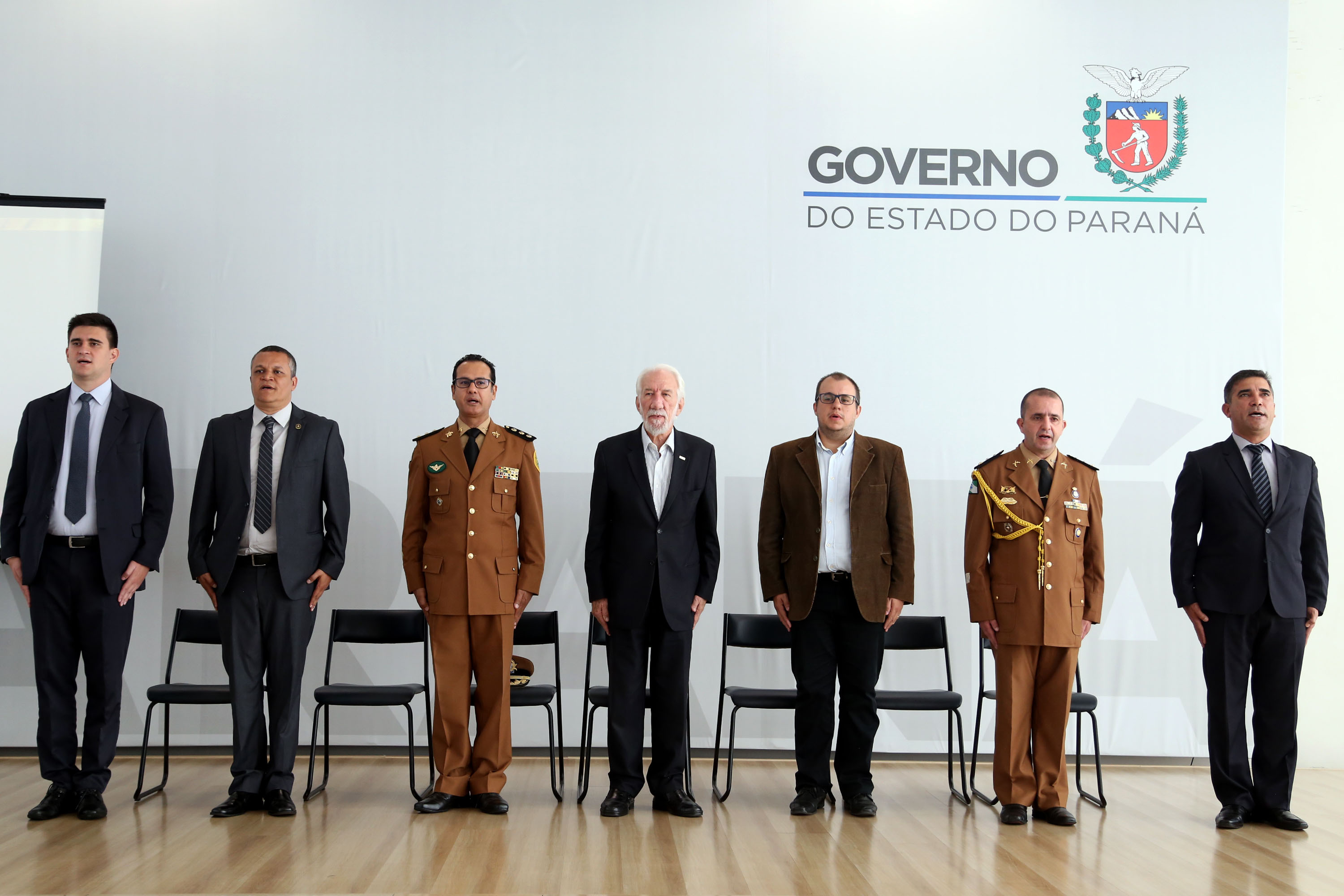 O governador em exercício Darci Piana participou nesta sexta-feira (8) da solenidade de encerramento do estágio de capacitação de policiais em segurança de dignitários. O curso, que começou em fevereiro deste ano, teve o objetivo de aperfeiçoar policiais do Paraná, Mato Grosso do Sul e Distrito Federal que atuam na segurança de autoridades. A cerimônia ocorreu no Palácio Iguaçu, em Curitiba.Foto Gilson Abreu/ANPr