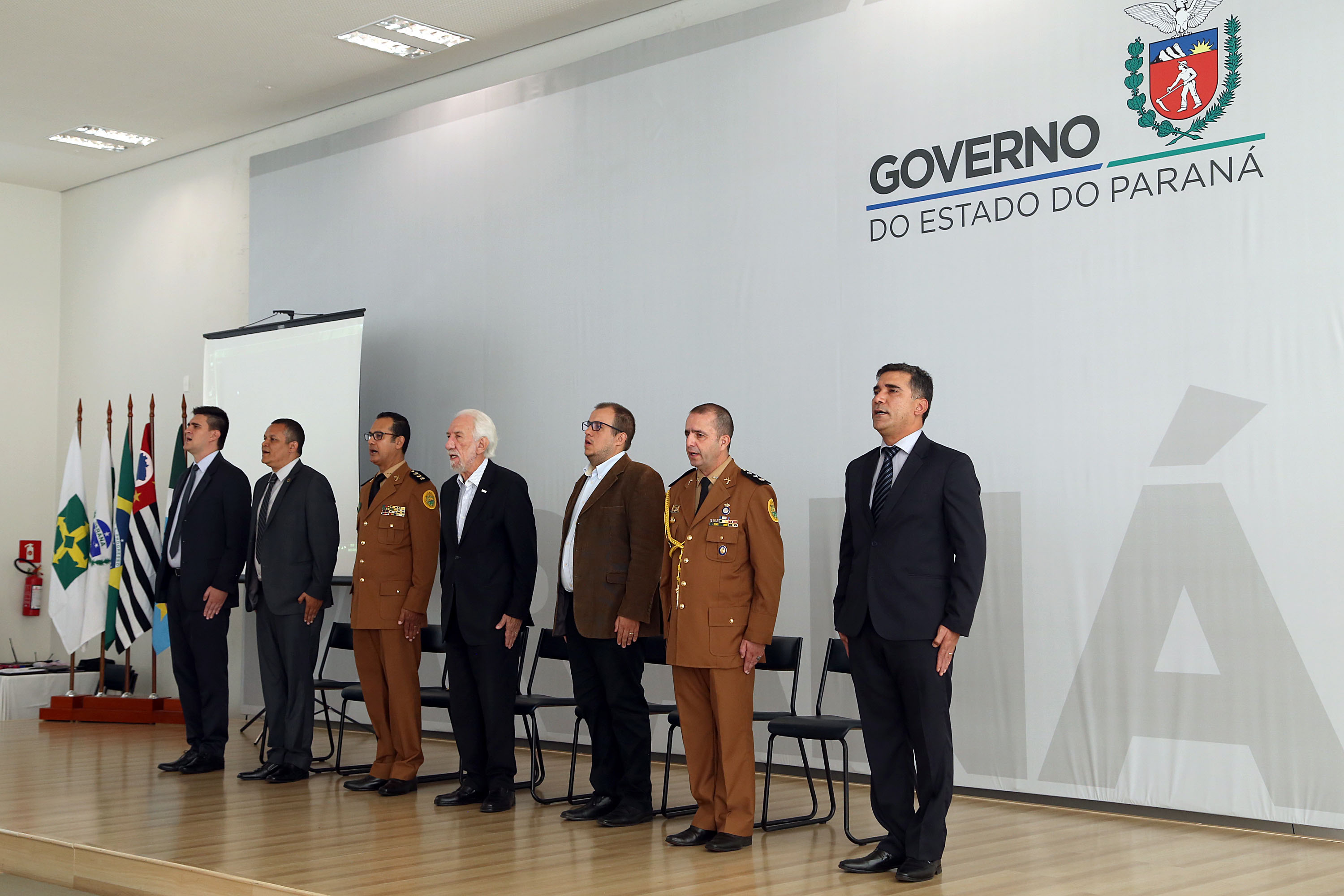 O governador em exercício Darci Piana participou nesta sexta-feira (8) da solenidade de encerramento do estágio de capacitação de policiais em segurança de dignitários. O curso, que começou em fevereiro deste ano, teve o objetivo de aperfeiçoar policiais do Paraná, Mato Grosso do Sul e Distrito Federal que atuam na segurança de autoridades. A cerimônia ocorreu no Palácio Iguaçu, em Curitiba.Foto Gilson Abreu/ANPr
