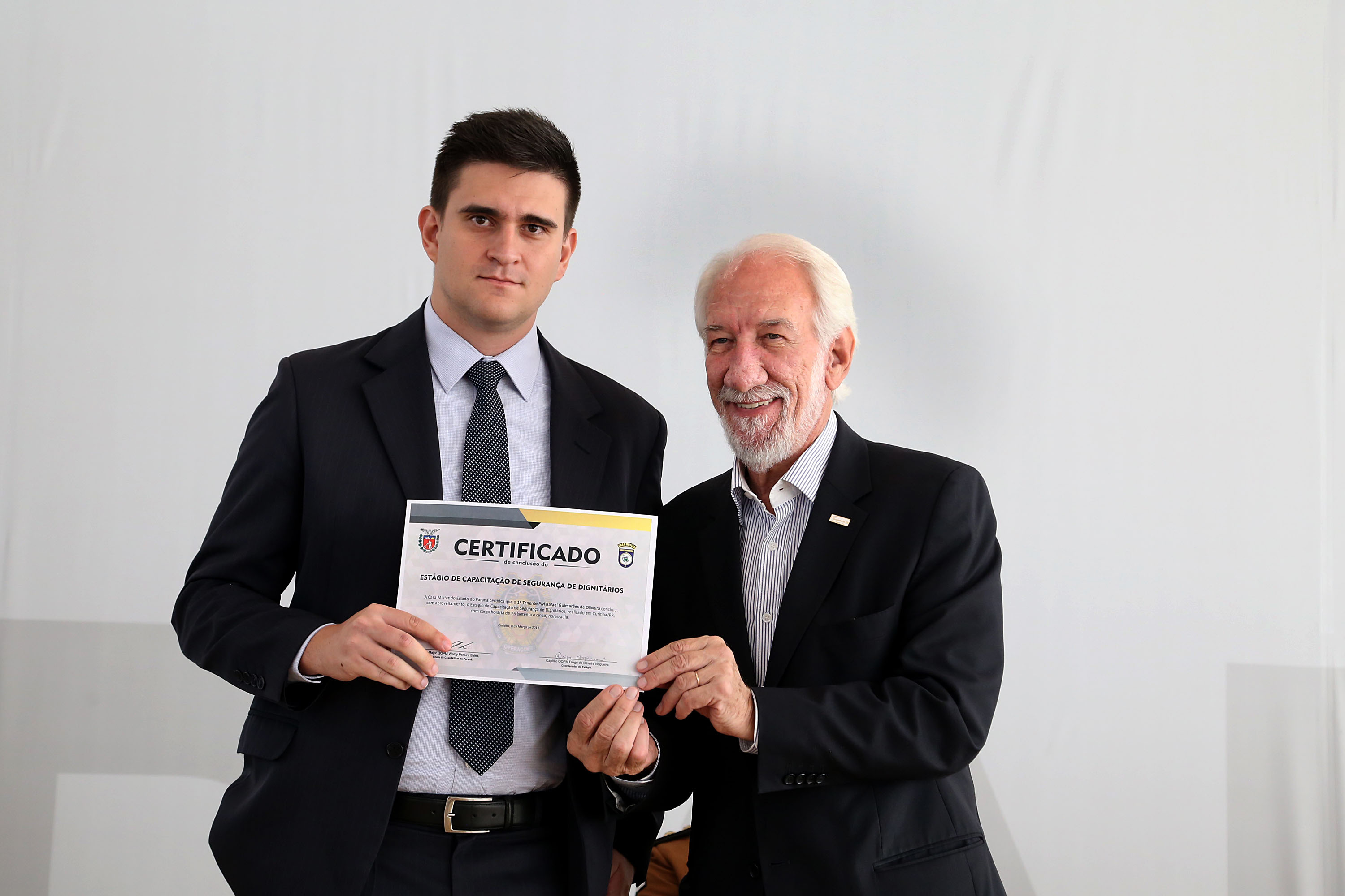 O governador em exercício Darci Piana participou nesta sexta-feira (8) da solenidade de encerramento do estágio de capacitação de policiais em segurança de dignitários. O curso, que começou em fevereiro deste ano, teve o objetivo de aperfeiçoar policiais do Paraná, Mato Grosso do Sul e Distrito Federal que atuam na segurança de autoridades. A cerimônia ocorreu no Palácio Iguaçu, em Curitiba.Foto Gilson Abreu/ANPr