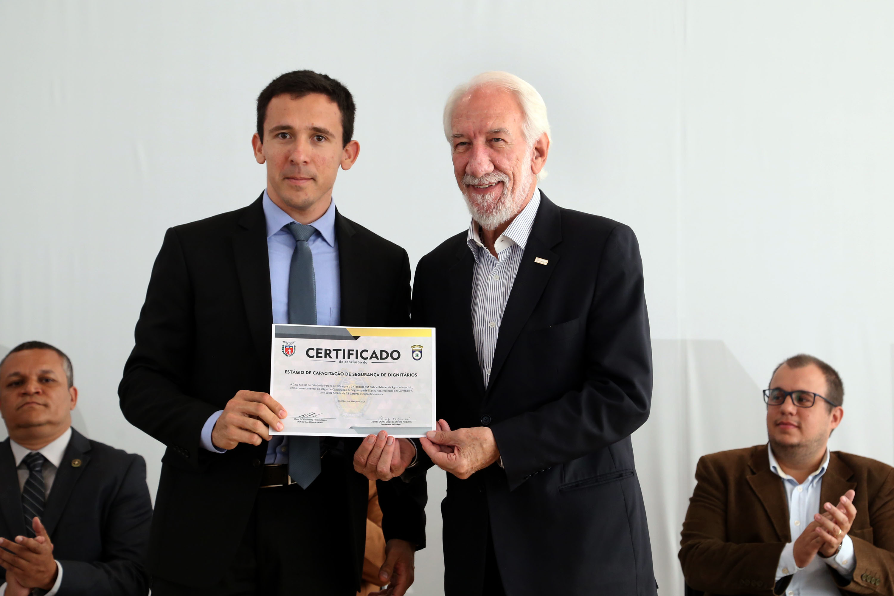 O governador em exercício Darci Piana participou nesta sexta-feira (8) da solenidade de encerramento do estágio de capacitação de policiais em segurança de dignitários. O curso, que começou em fevereiro deste ano, teve o objetivo de aperfeiçoar policiais do Paraná, Mato Grosso do Sul e Distrito Federal que atuam na segurança de autoridades. A cerimônia ocorreu no Palácio Iguaçu, em Curitiba.Foto Gilson Abreu/ANPr