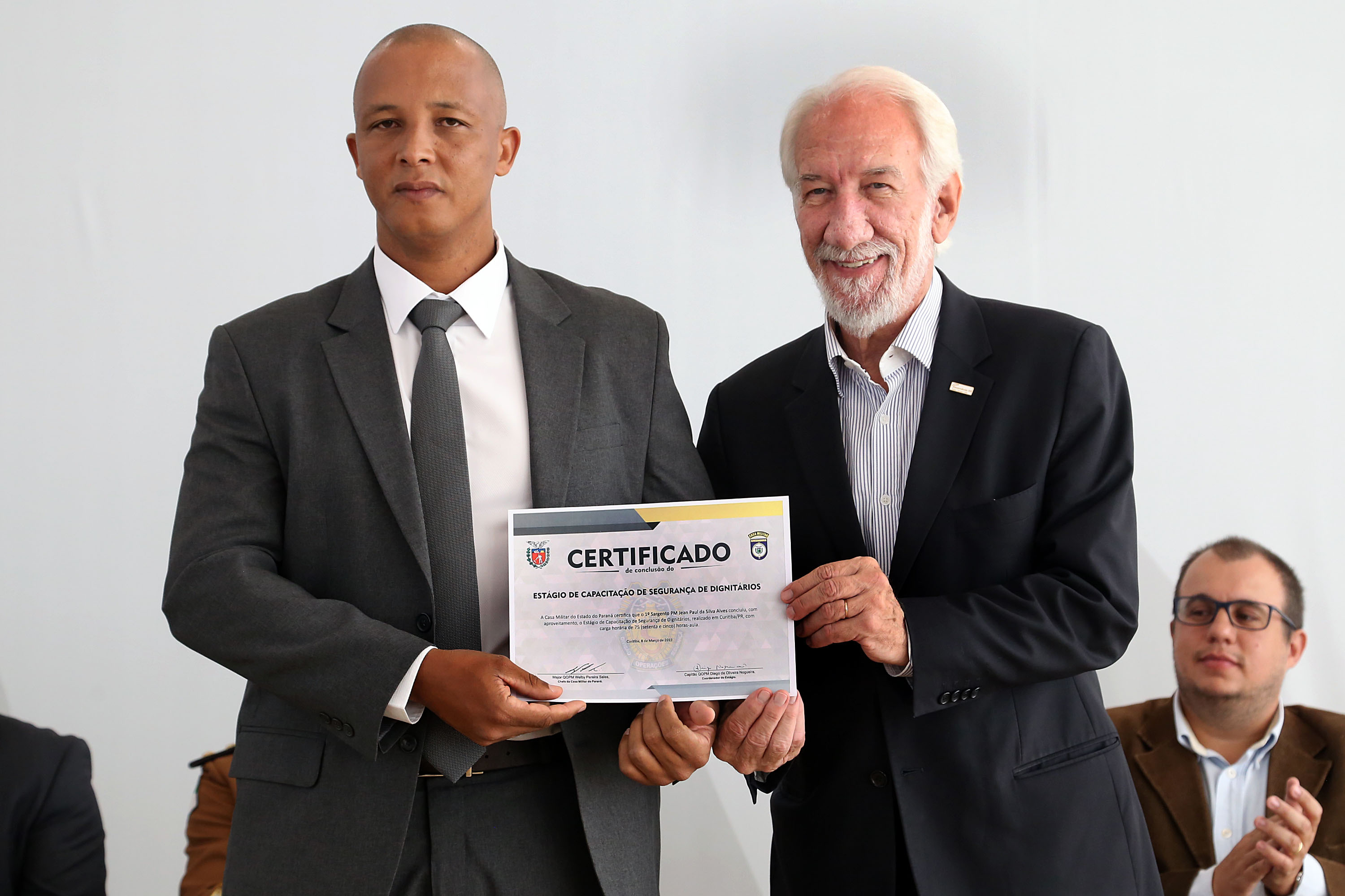 O governador em exercício Darci Piana participou nesta sexta-feira (8) da solenidade de encerramento do estágio de capacitação de policiais em segurança de dignitários. O curso, que começou em fevereiro deste ano, teve o objetivo de aperfeiçoar policiais do Paraná, Mato Grosso do Sul e Distrito Federal que atuam na segurança de autoridades. A cerimônia ocorreu no Palácio Iguaçu, em Curitiba.Foto Gilson Abreu/ANPr