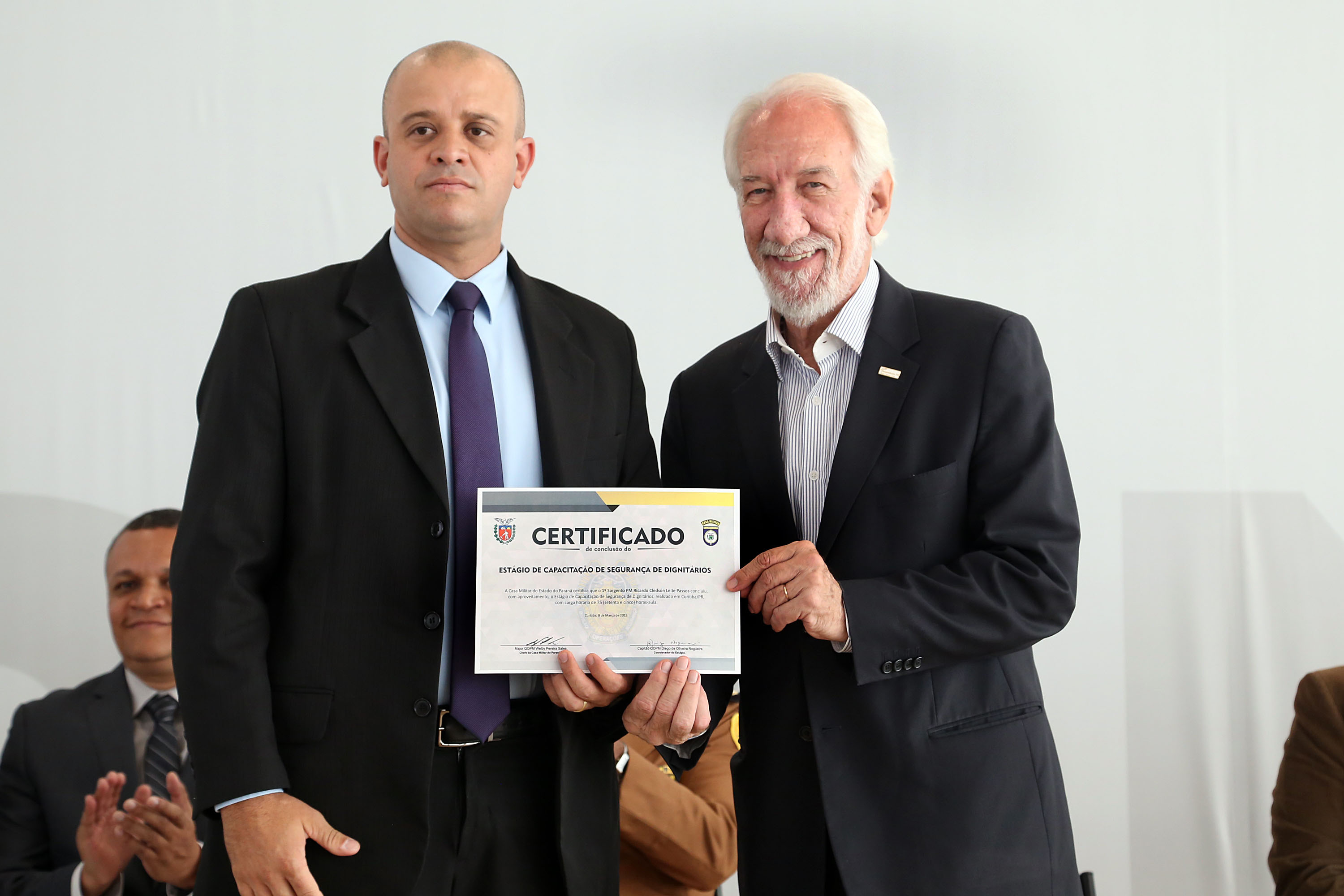 O governador em exercício Darci Piana participou nesta sexta-feira (8) da solenidade de encerramento do estágio de capacitação de policiais em segurança de dignitários. O curso, que começou em fevereiro deste ano, teve o objetivo de aperfeiçoar policiais do Paraná, Mato Grosso do Sul e Distrito Federal que atuam na segurança de autoridades. A cerimônia ocorreu no Palácio Iguaçu, em Curitiba.Foto Gilson Abreu/ANPr