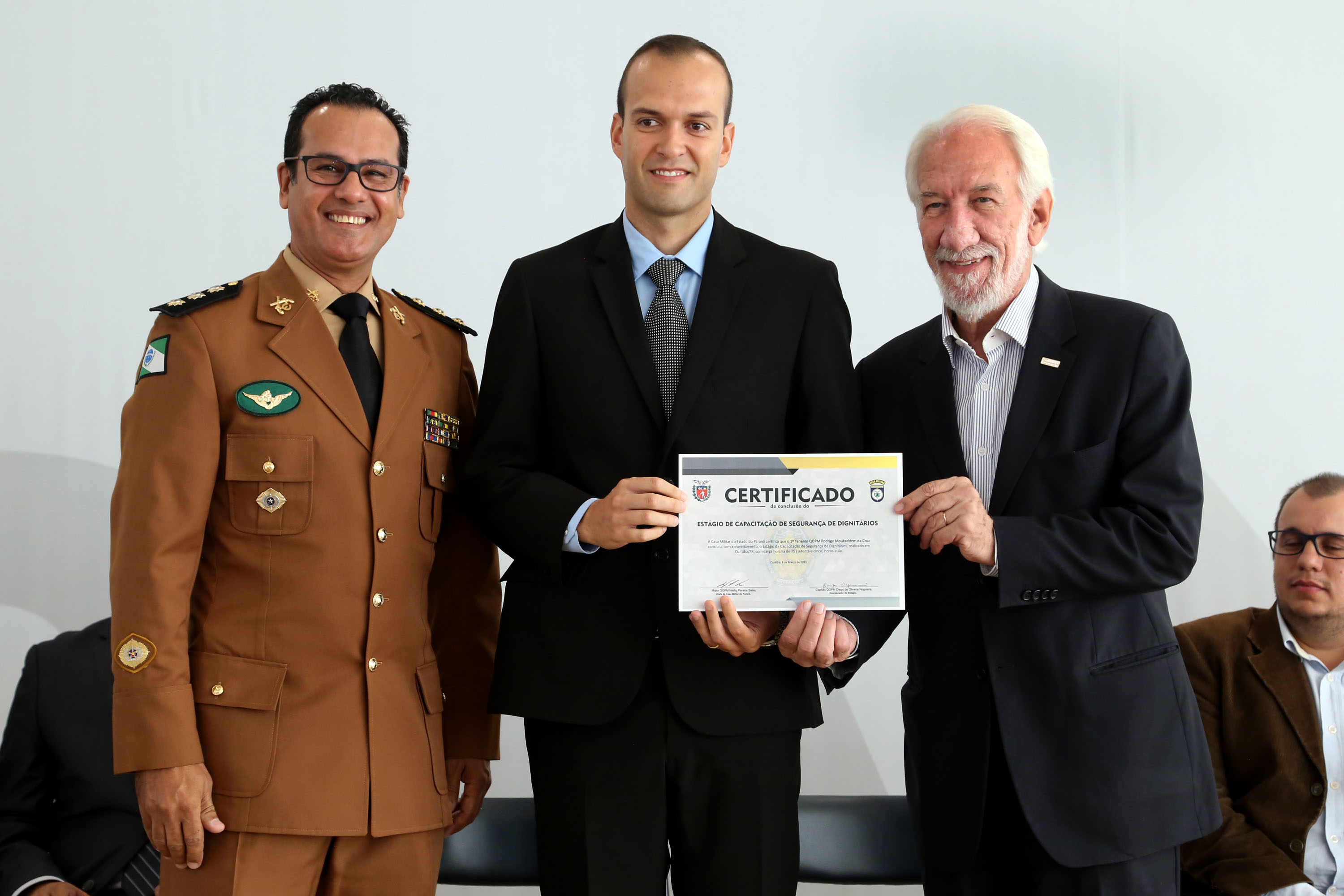 O governador em exercício Darci Piana participou nesta sexta-feira (8) da solenidade de encerramento do estágio de capacitação de policiais em segurança de dignitários. O curso, que começou em fevereiro deste ano, teve o objetivo de aperfeiçoar policiais do Paraná, Mato Grosso do Sul e Distrito Federal que atuam na segurança de autoridades. A cerimônia ocorreu no Palácio Iguaçu, em Curitiba.Foto Gilson Abreu/ANPr